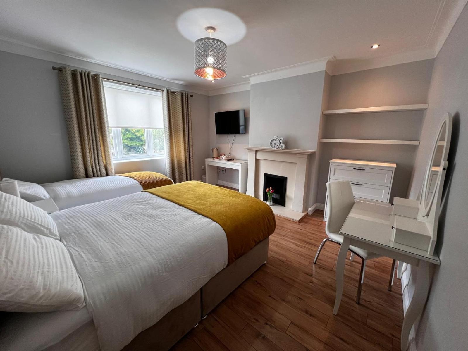 Deze driepersoonskamer heeft een gedeelde badkamer.