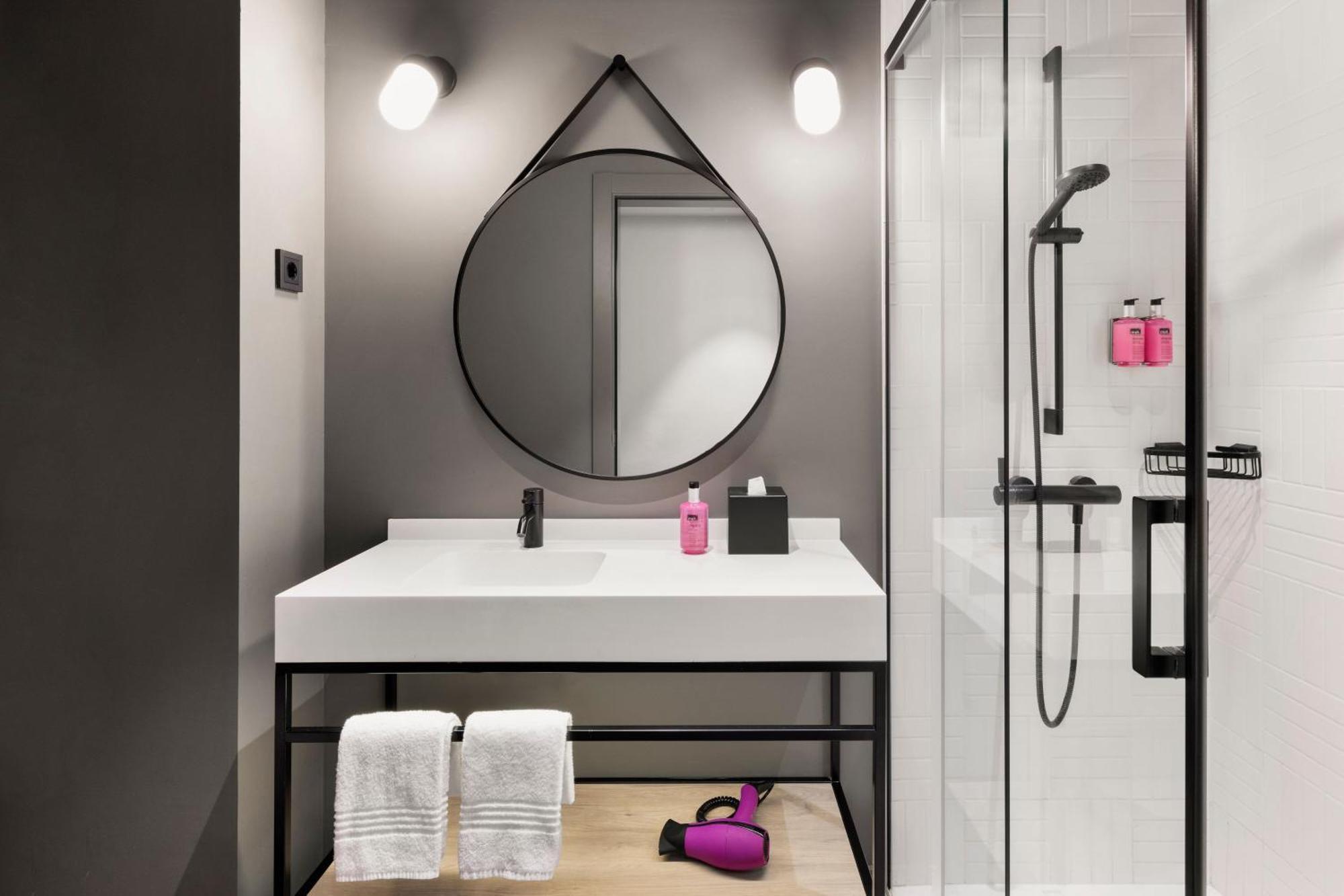 Moxy Tweepersoonskamer met 2 Aparte Bedden, een Balkon en Uitzicht op de Stad