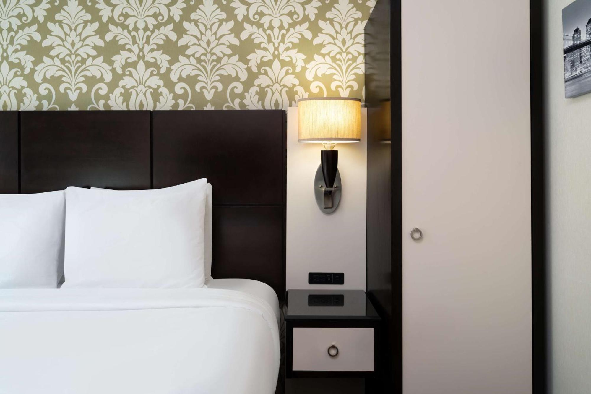 Kamer met Queensize Bed en Rolstoeltoegankelijke Douche - Geschikt voor Gasten met een Lichamelijke Beperking/Rookvrij