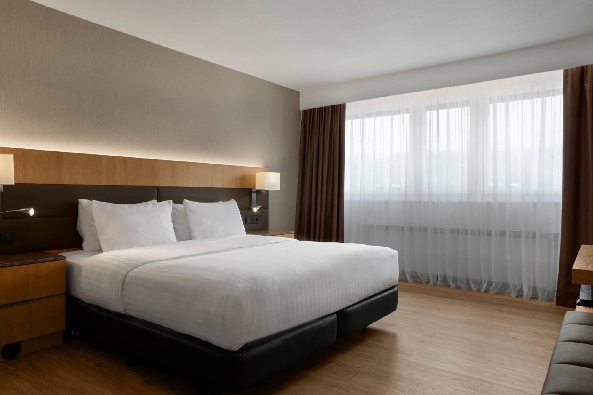 Deluxe Guest Room King Bed Mountain View High Floor