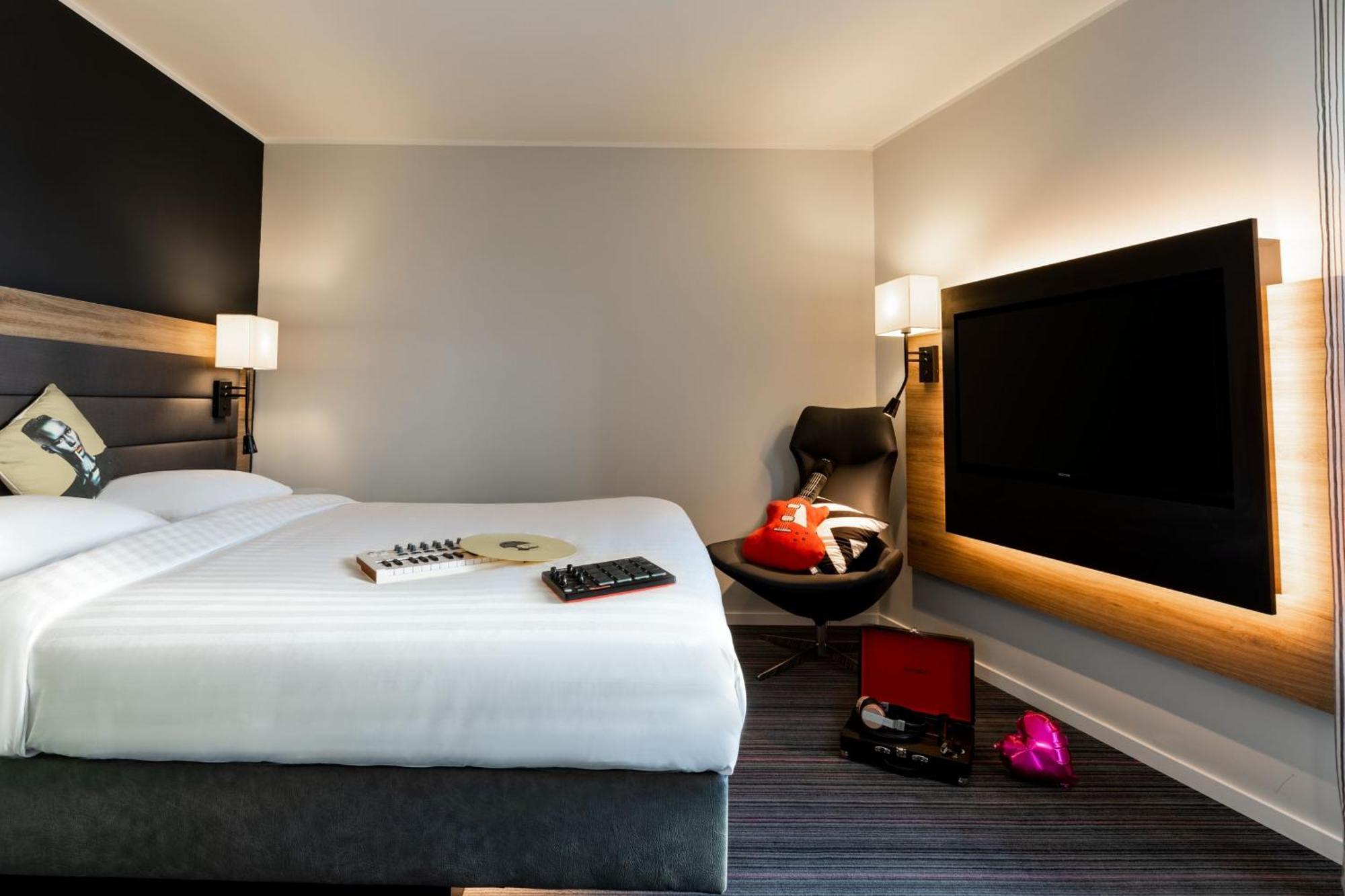 Moxy Queen Room
