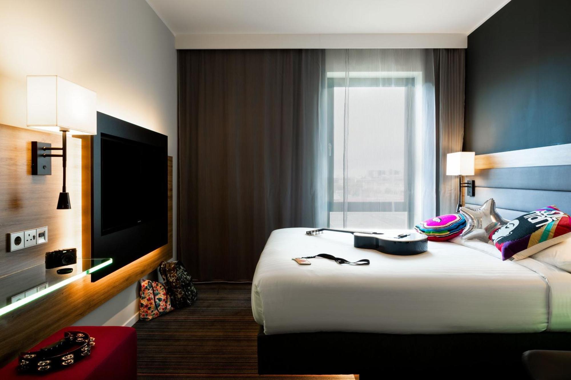 Moxy Queen Room