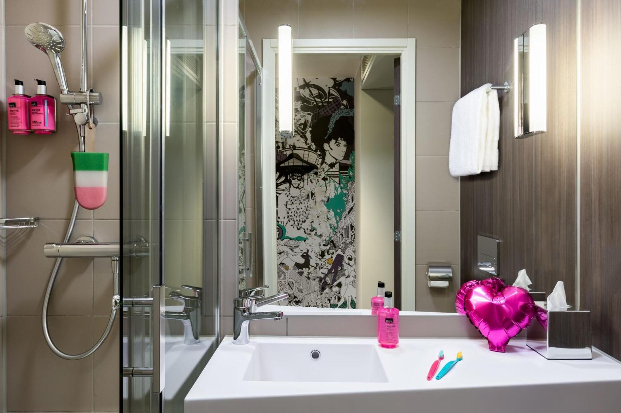 Moxy Queen Room
