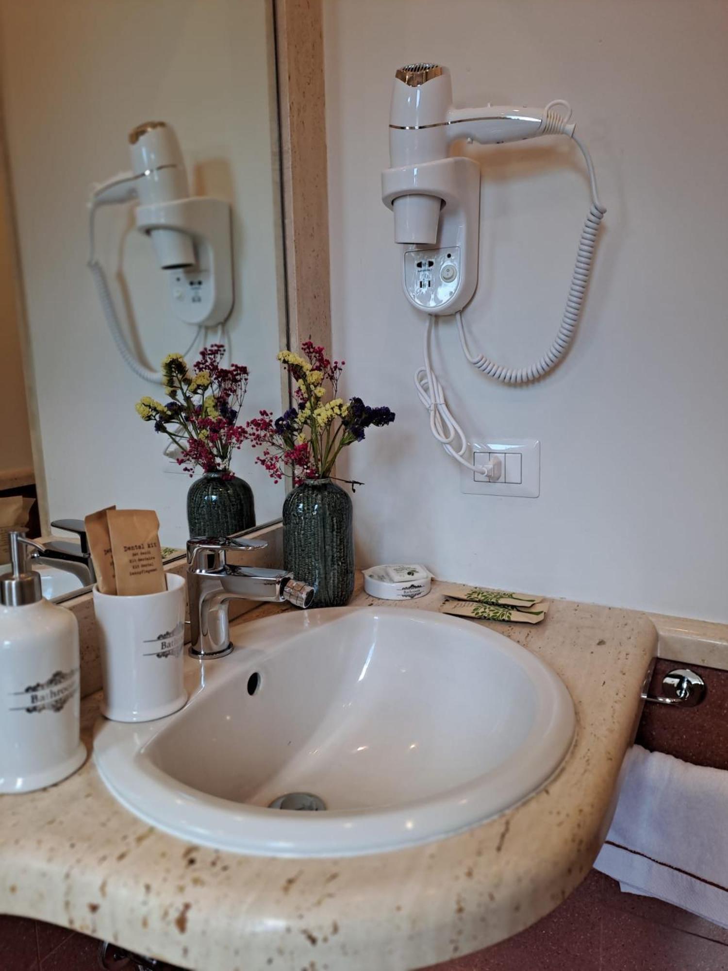 Deluxe Tweepersoonskamer met 1 of 2 Bedden en Uitzicht op het Zwembad