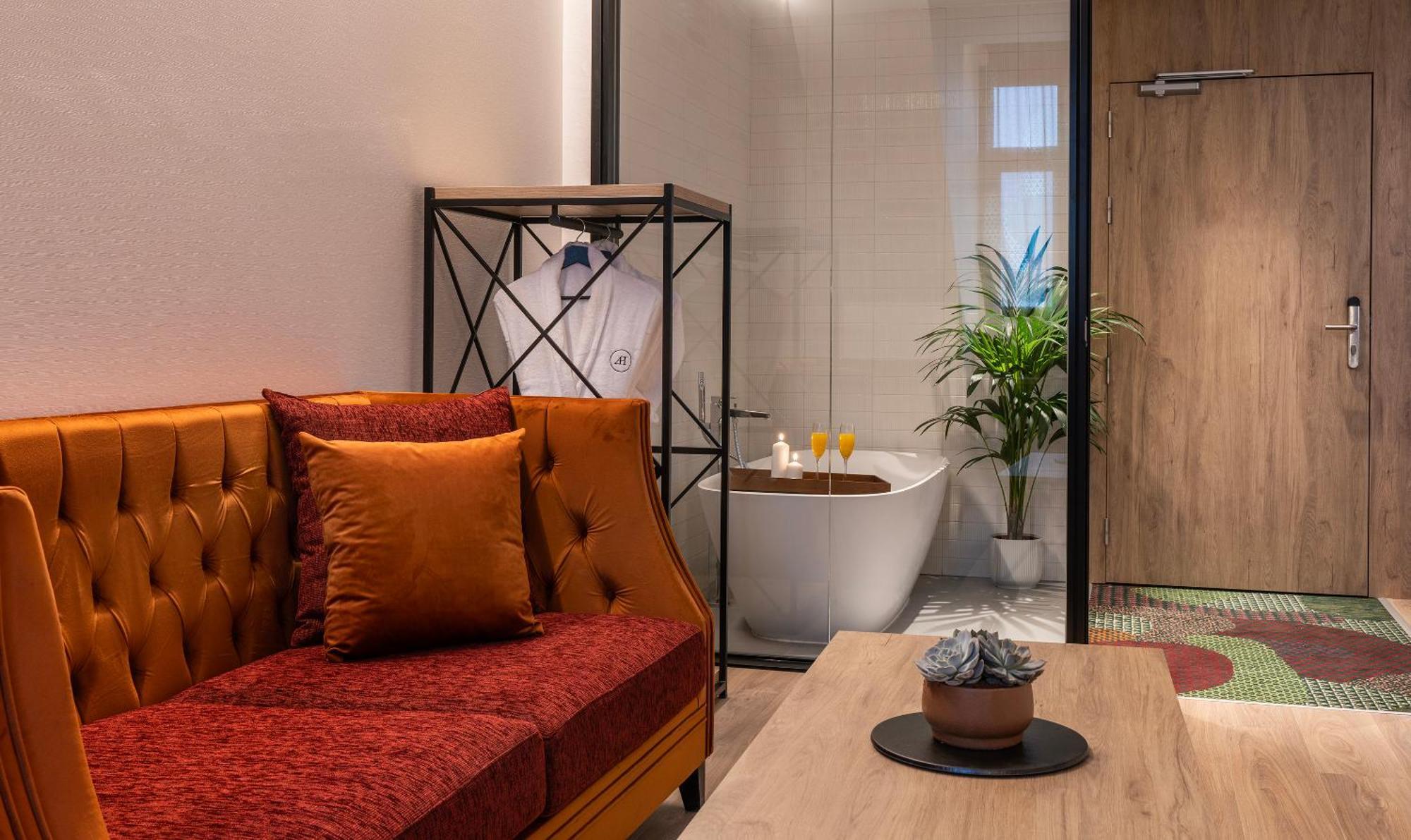 Suite,1633658594:JPEG