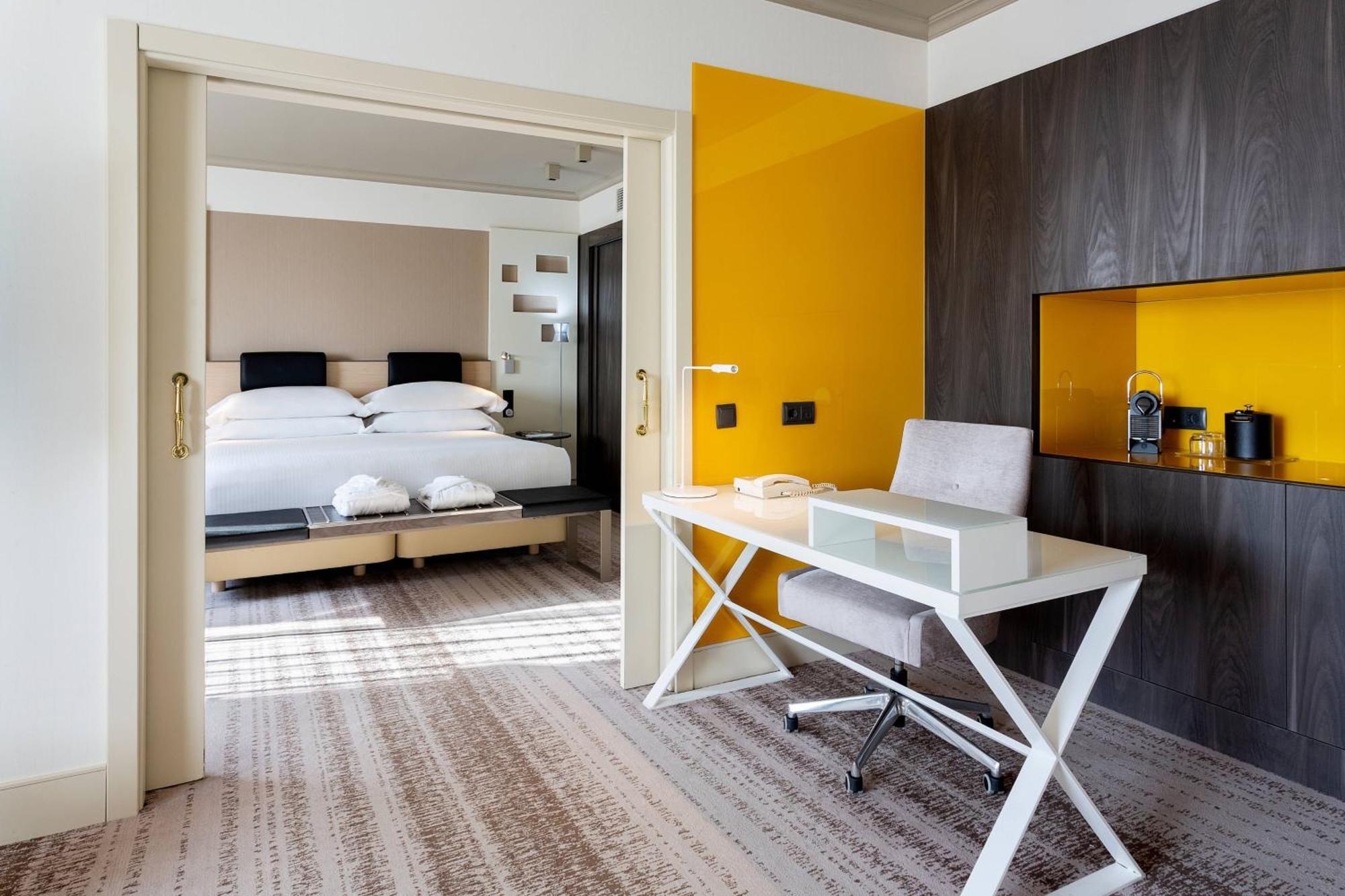 Executive King Suite Lounge Access