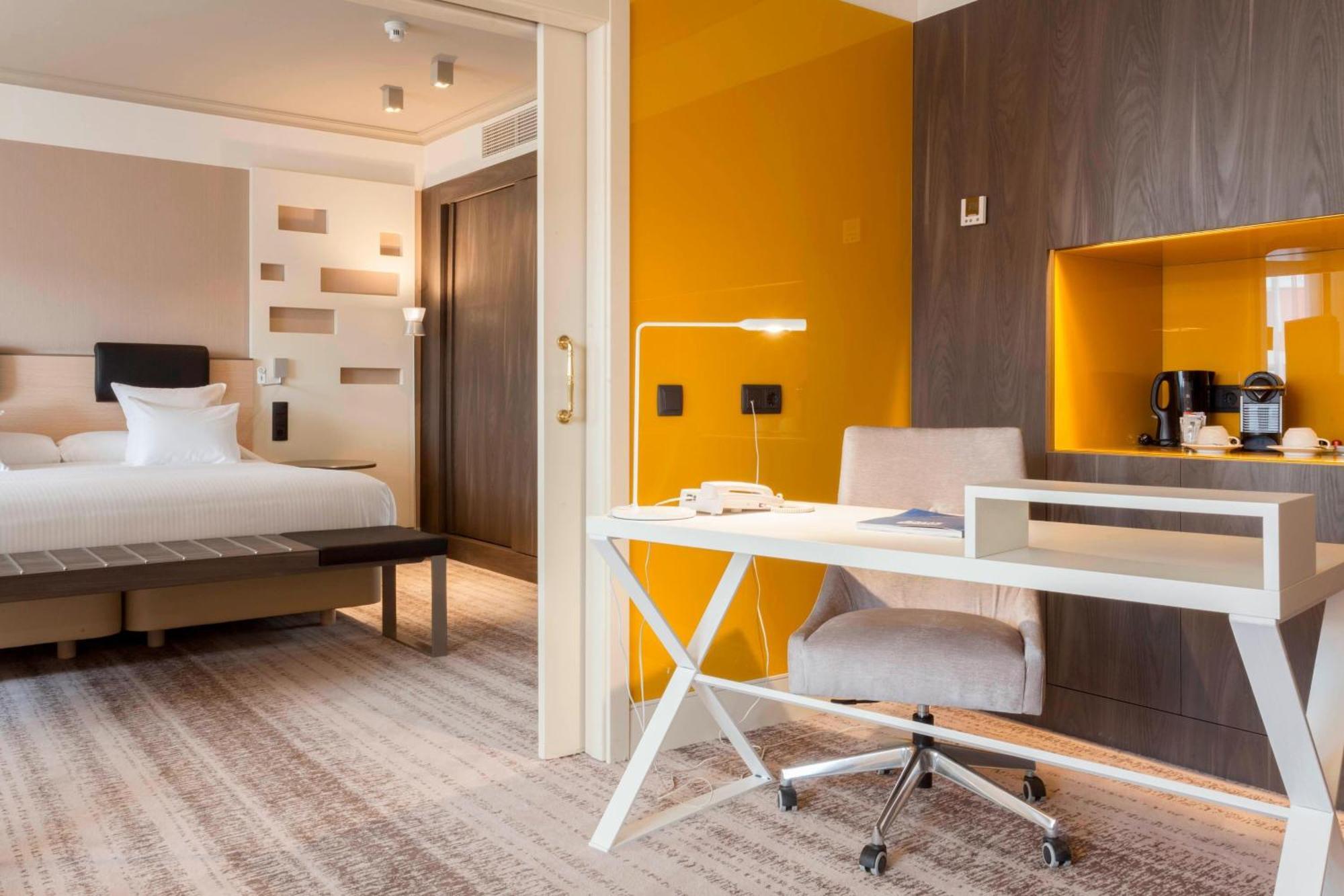 Executive King Suite Lounge Access