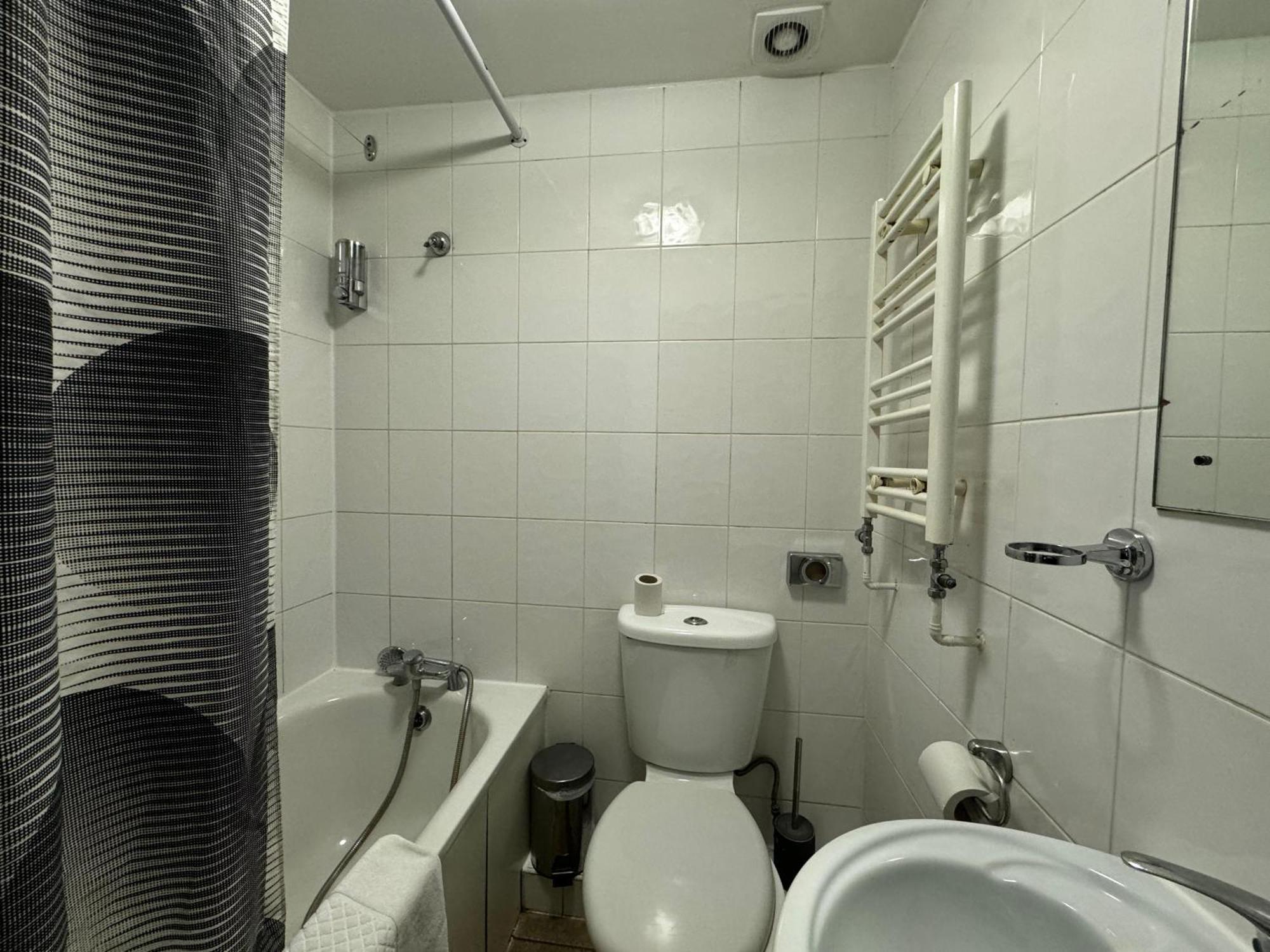 Driepersoonskamer met Eigen Badkamer (3 Eenpersoonsbedden)