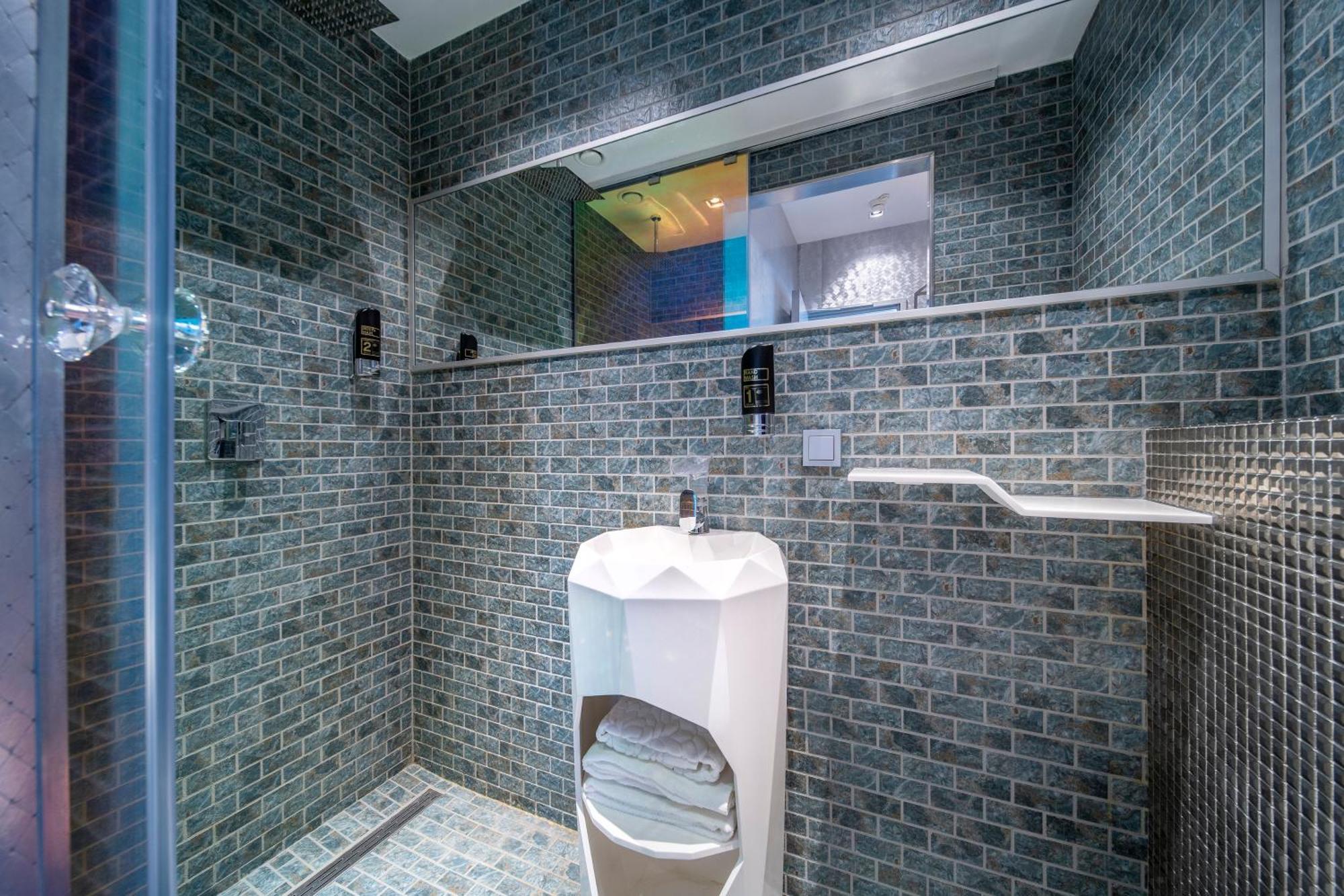 Single Lower Capsule Shower No Window