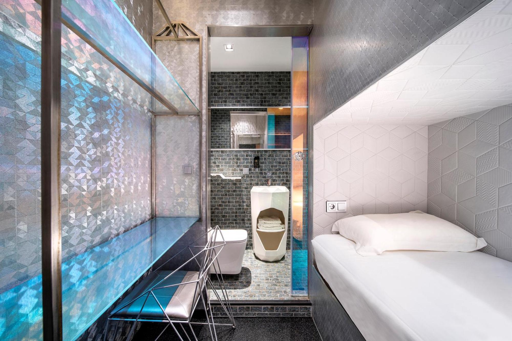 Single Lower Capsule Shower No Window