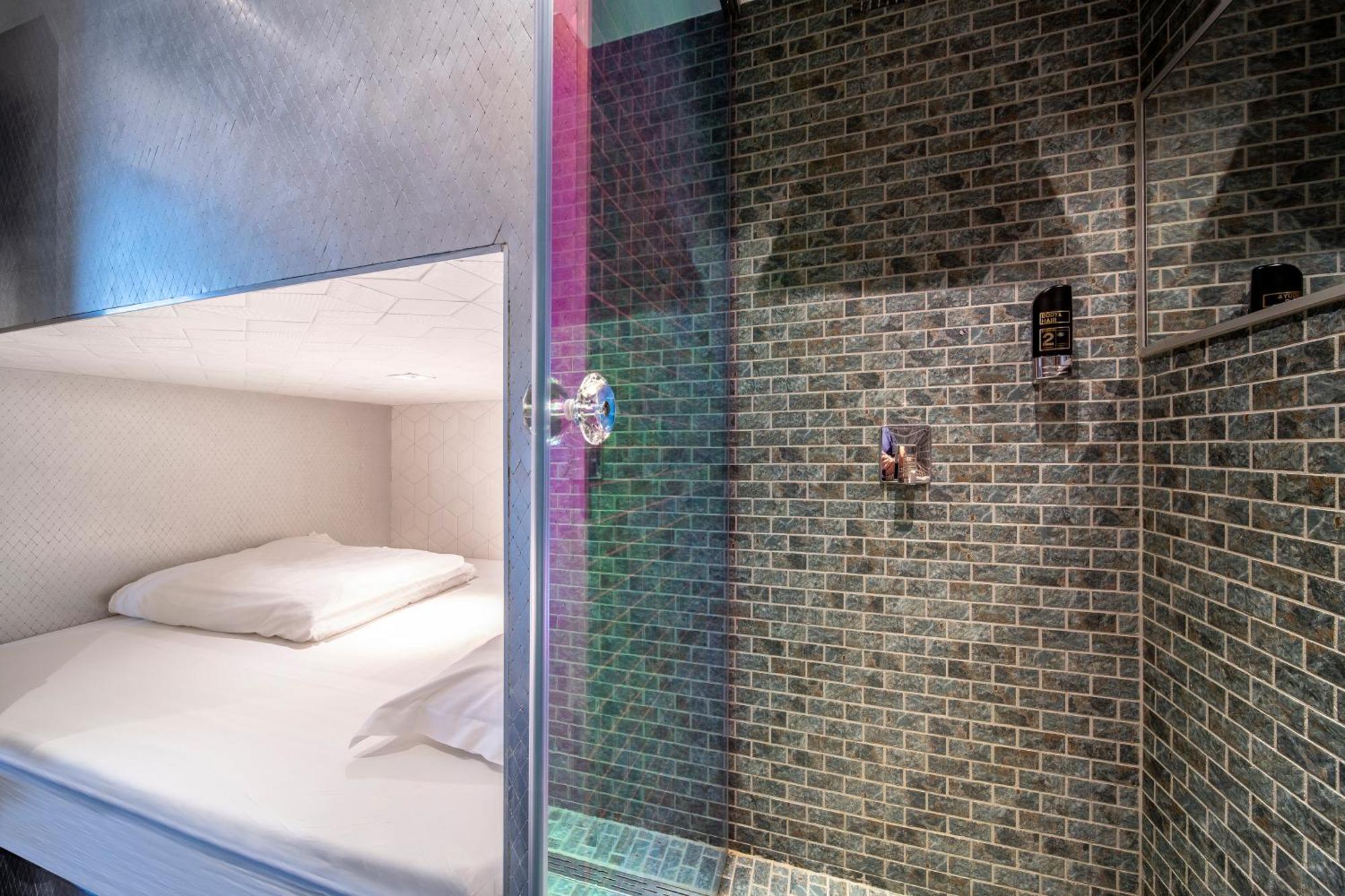 Double Lower Capsule Shower No Window