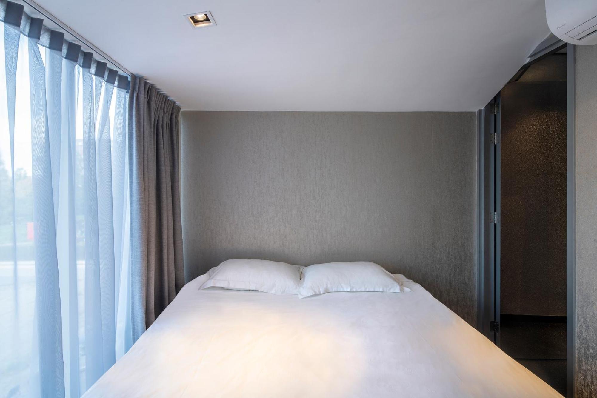 Standard Double Room Shower Window