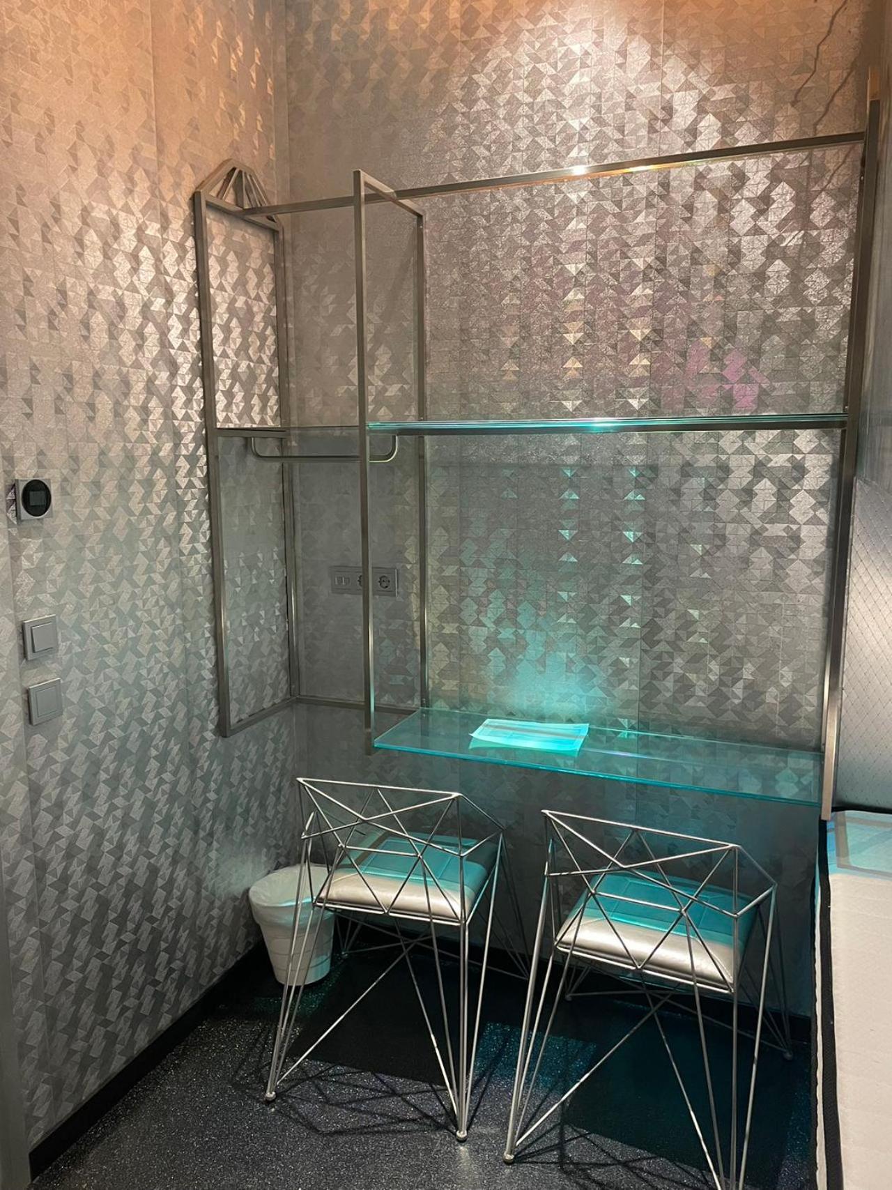 Double Lower Capsule Shower No Window