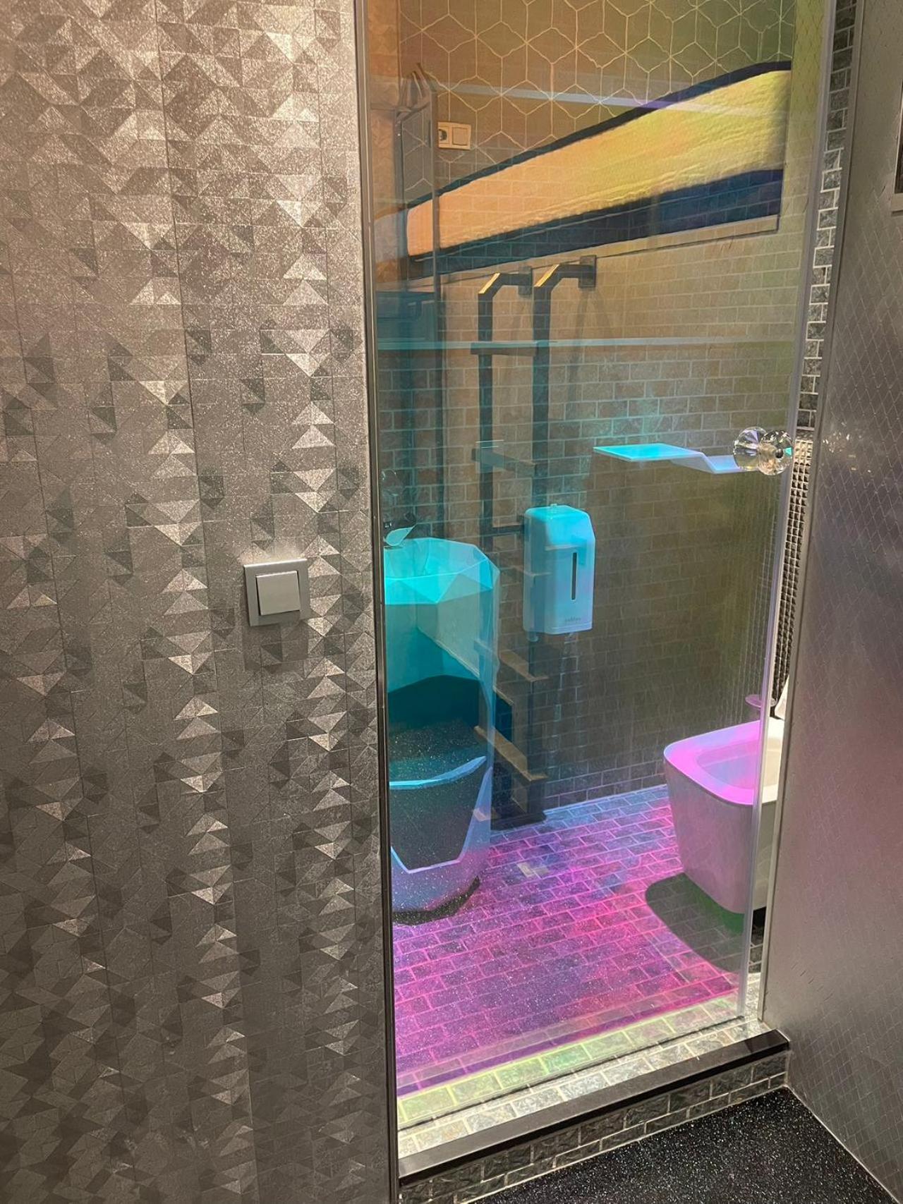 Single Lower Capsule Shower No Window