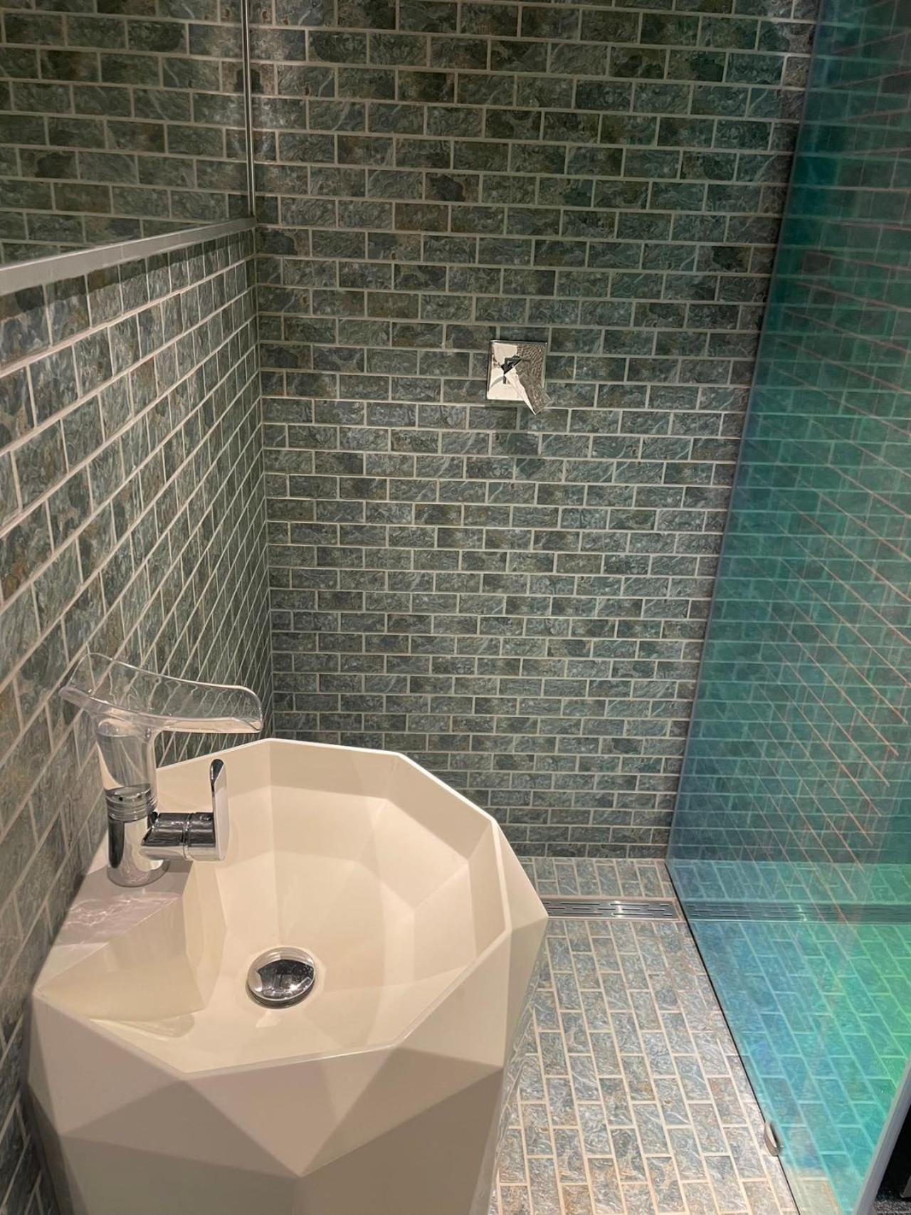 Double Lower Capsule Shower No Window