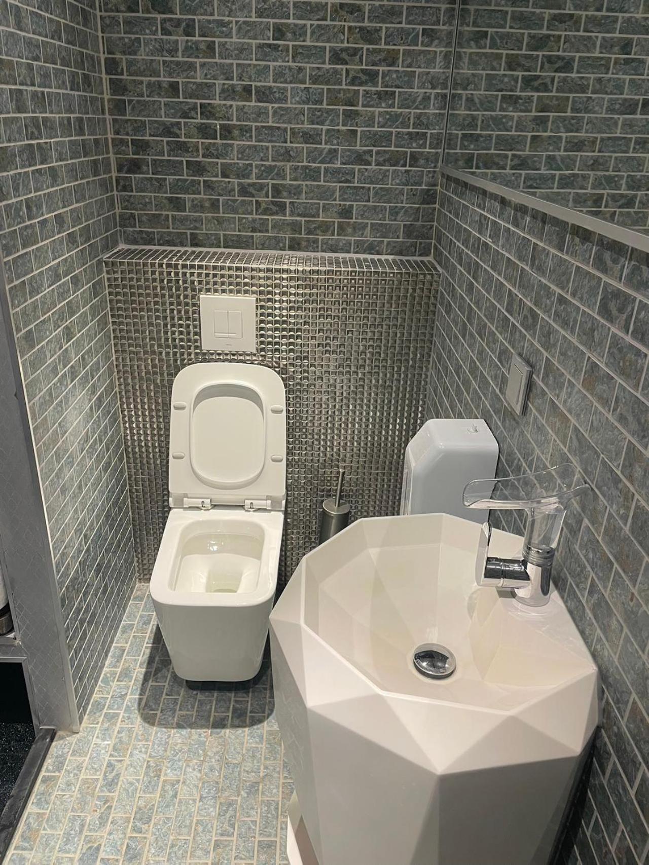 Double Lower Capsule Shower No Window