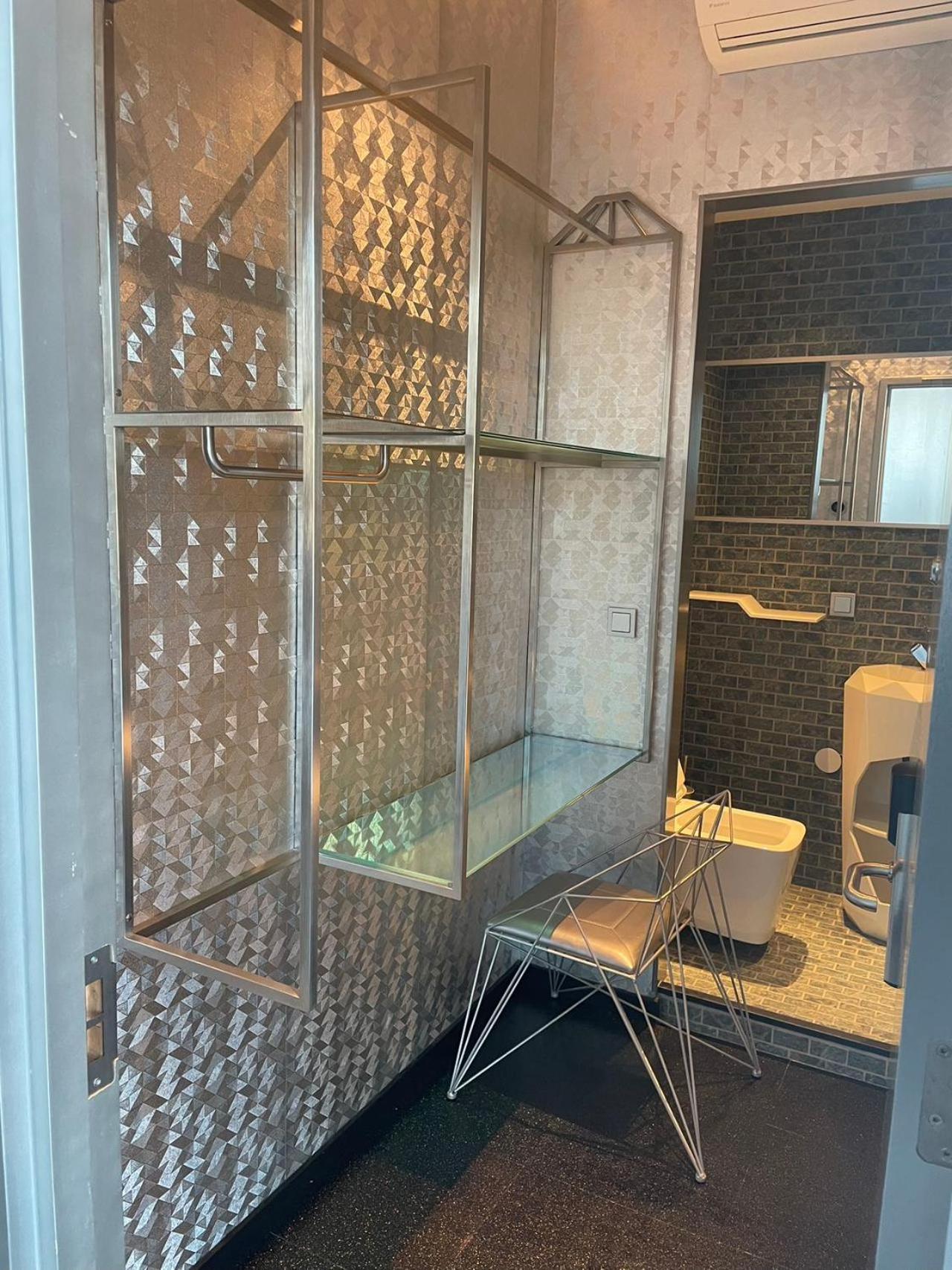 Single Lower Capsule Shower No Window