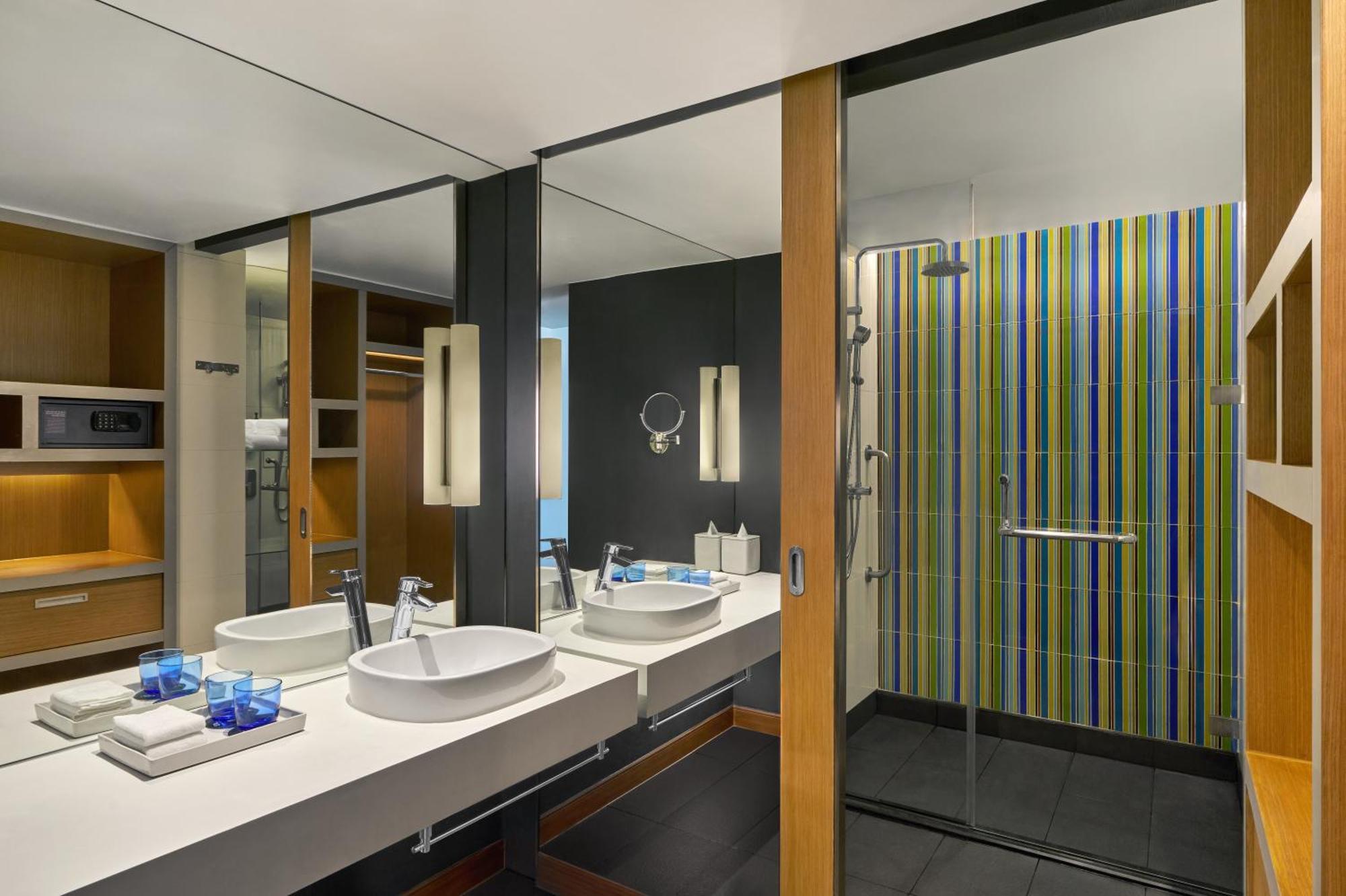 Breezy Queen Room Two Queen Beds City View High Floor