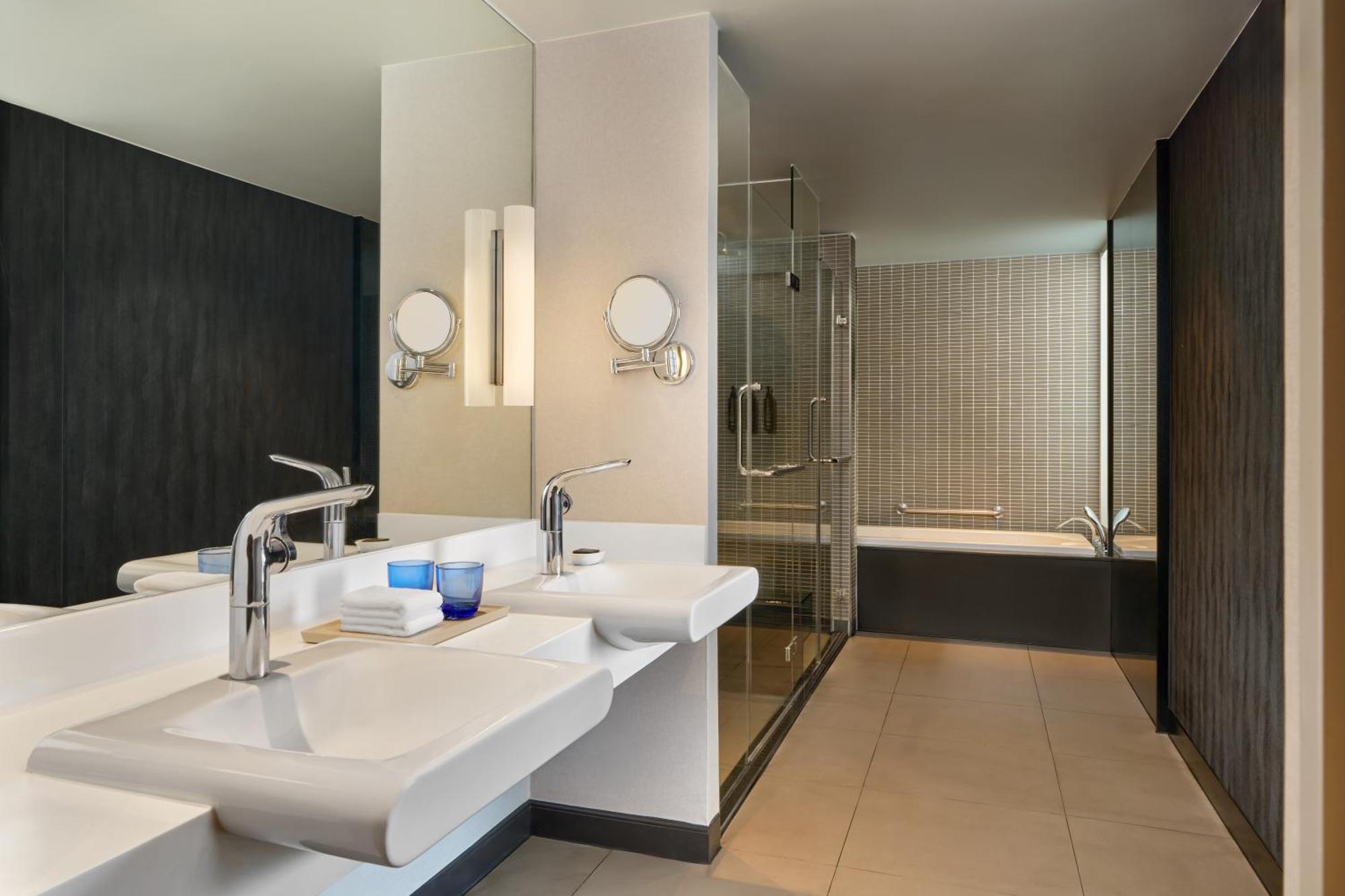 One-Bedroom Savvy King Suite City View High Floor