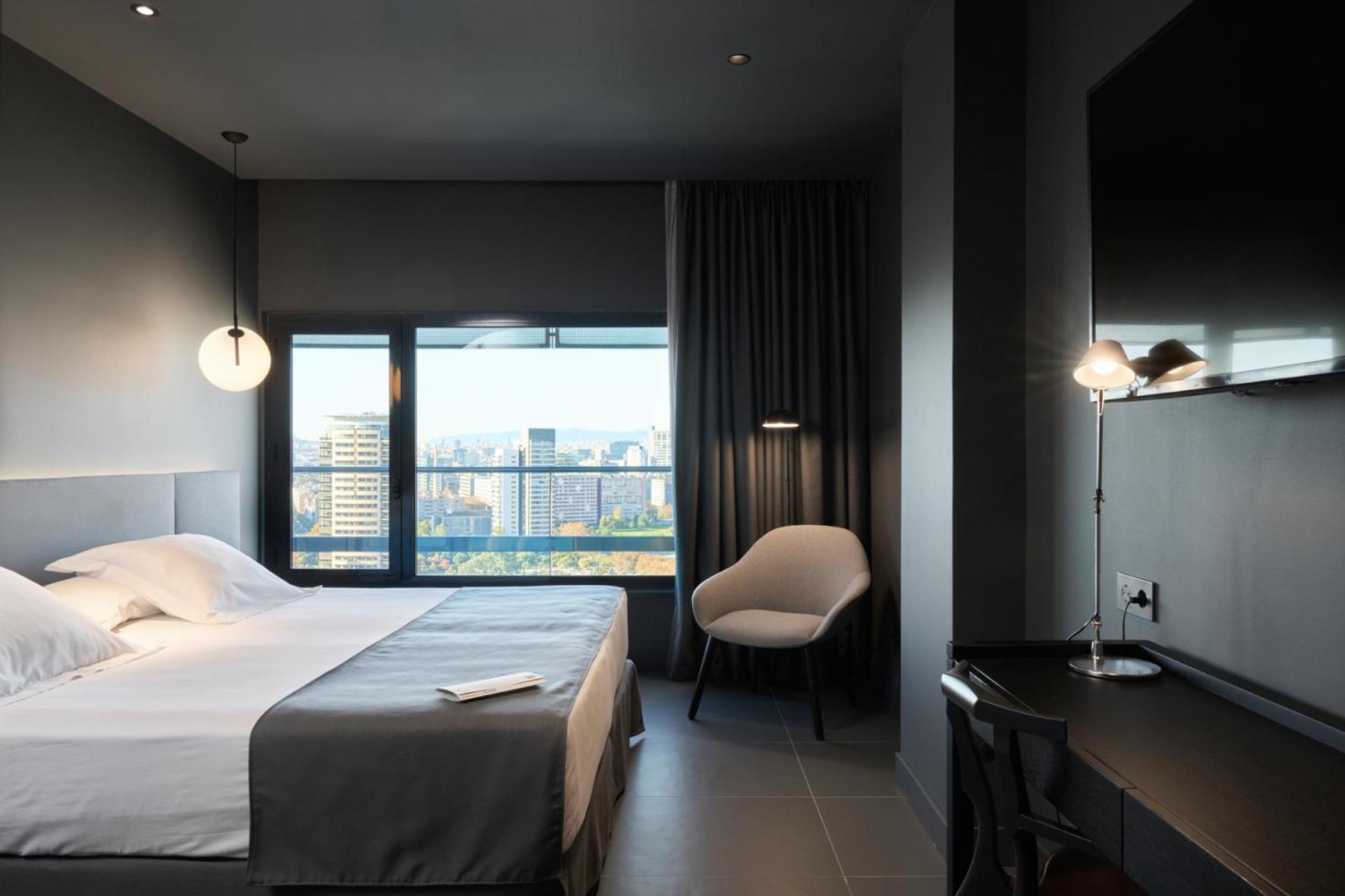 Kamer met 1 Groot Bed of 2 Aparte Bedden en Uitzicht op de Stad