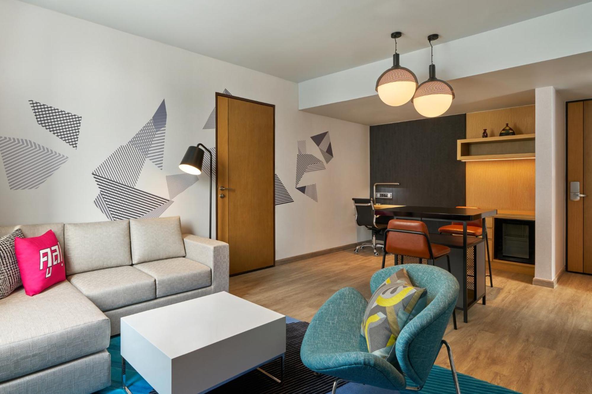 One-Bedroom Vibrant King Suite