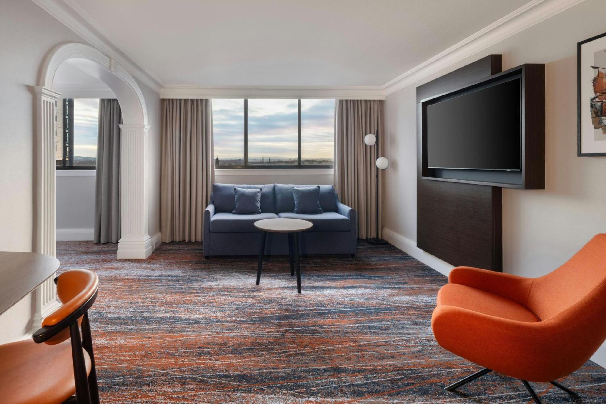 Executive Junior King Suite Lounge Access