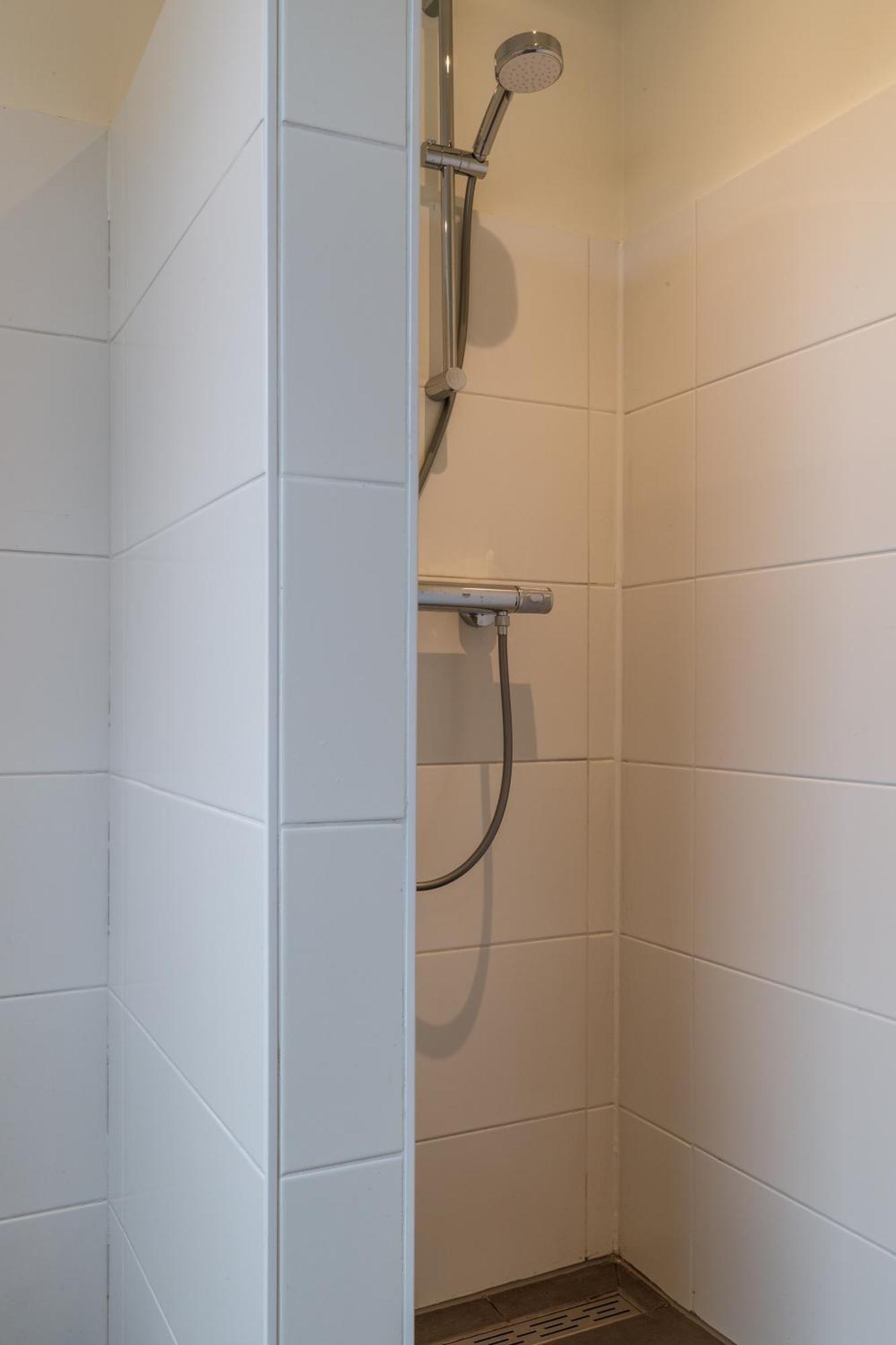 Tweepersoonskamer met een Eigen Externe Badkamer