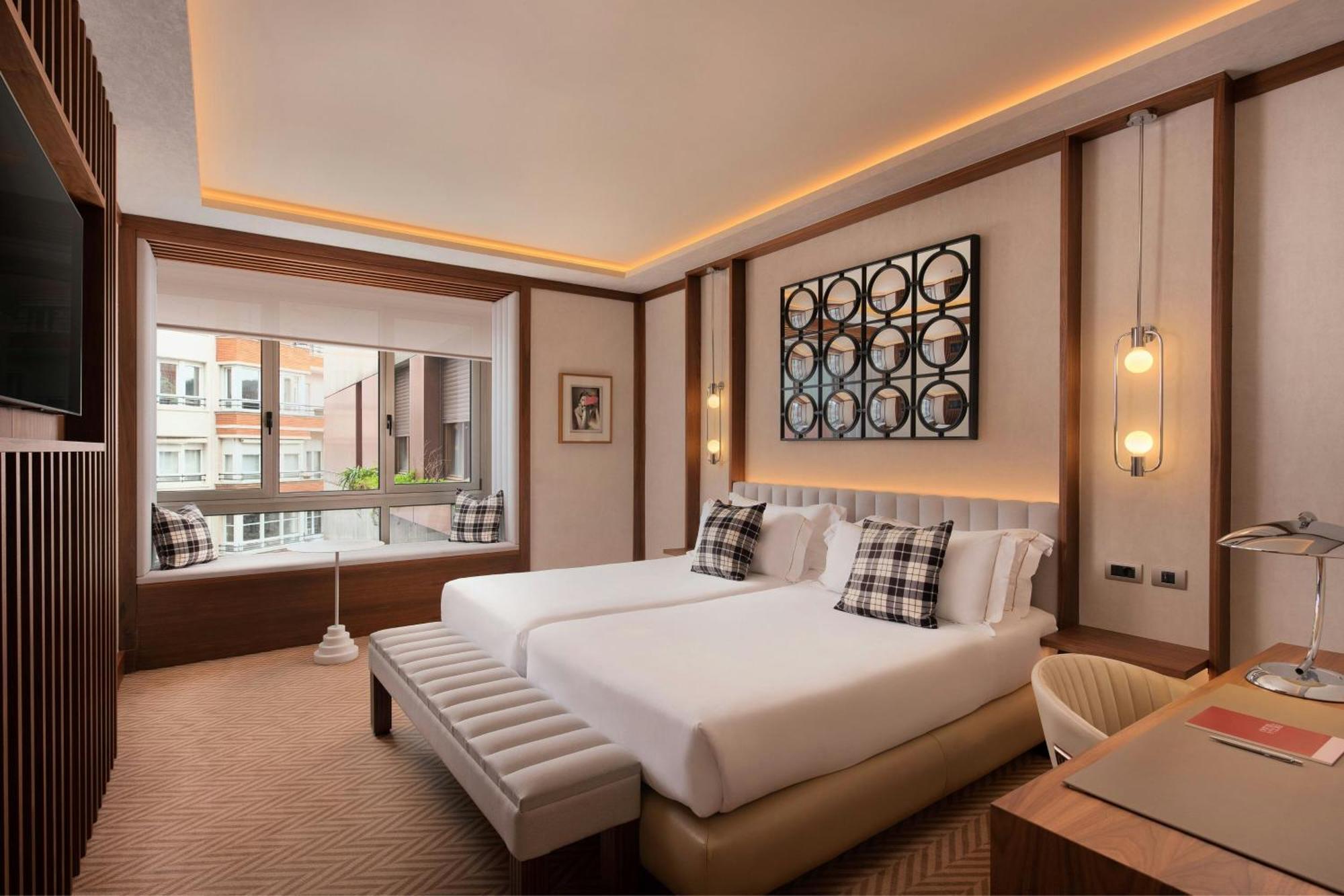 Guest Room Twin Beds City View