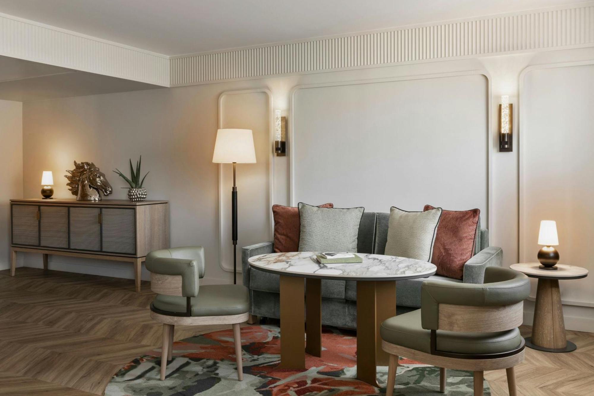 Empress Suite met kingsize bed en uitzicht op de kerk