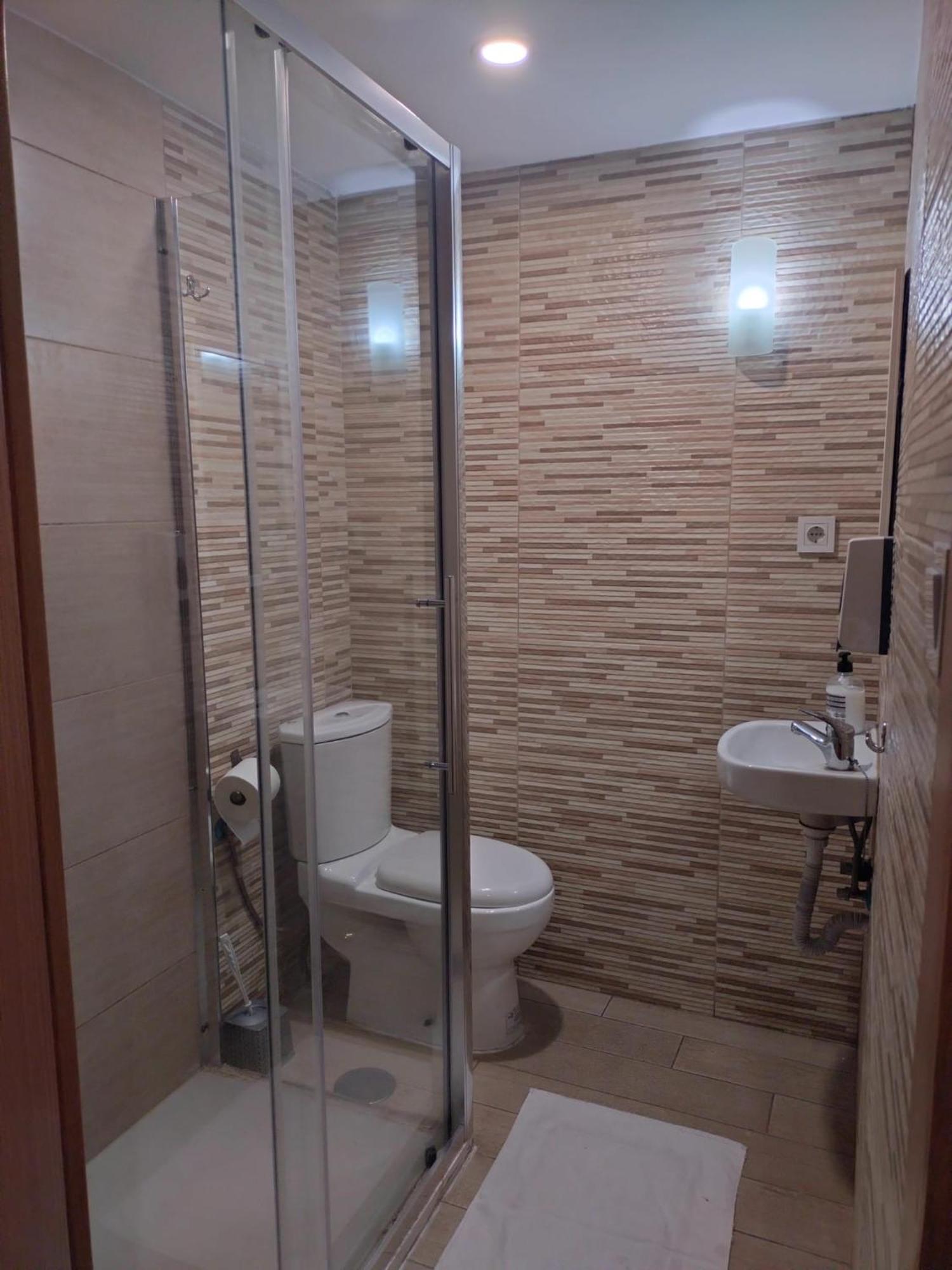 Double or Twin Room Private Bathroom
