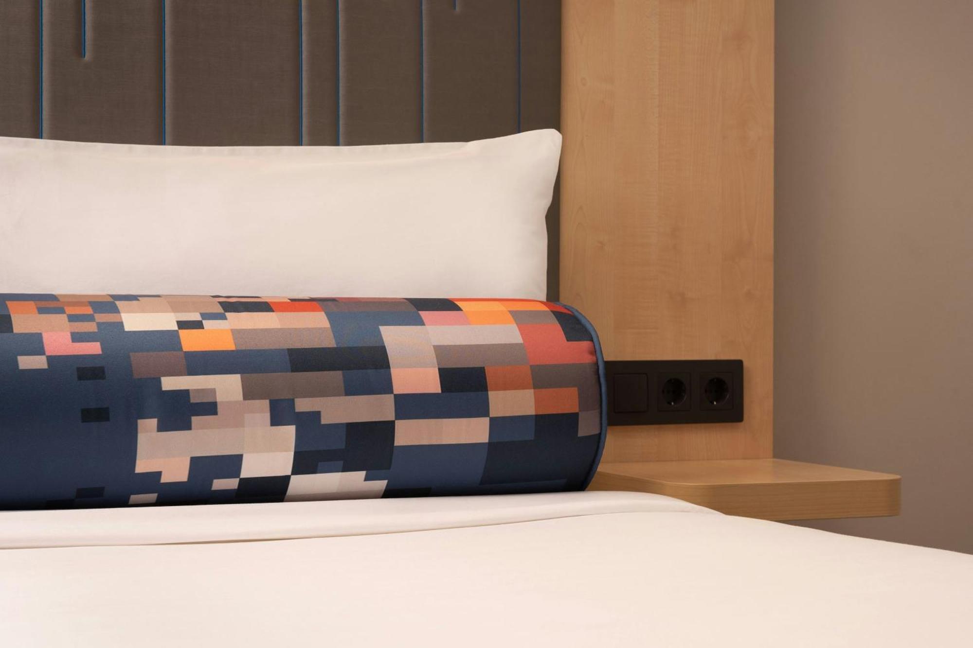 Aloft Twin Room City View