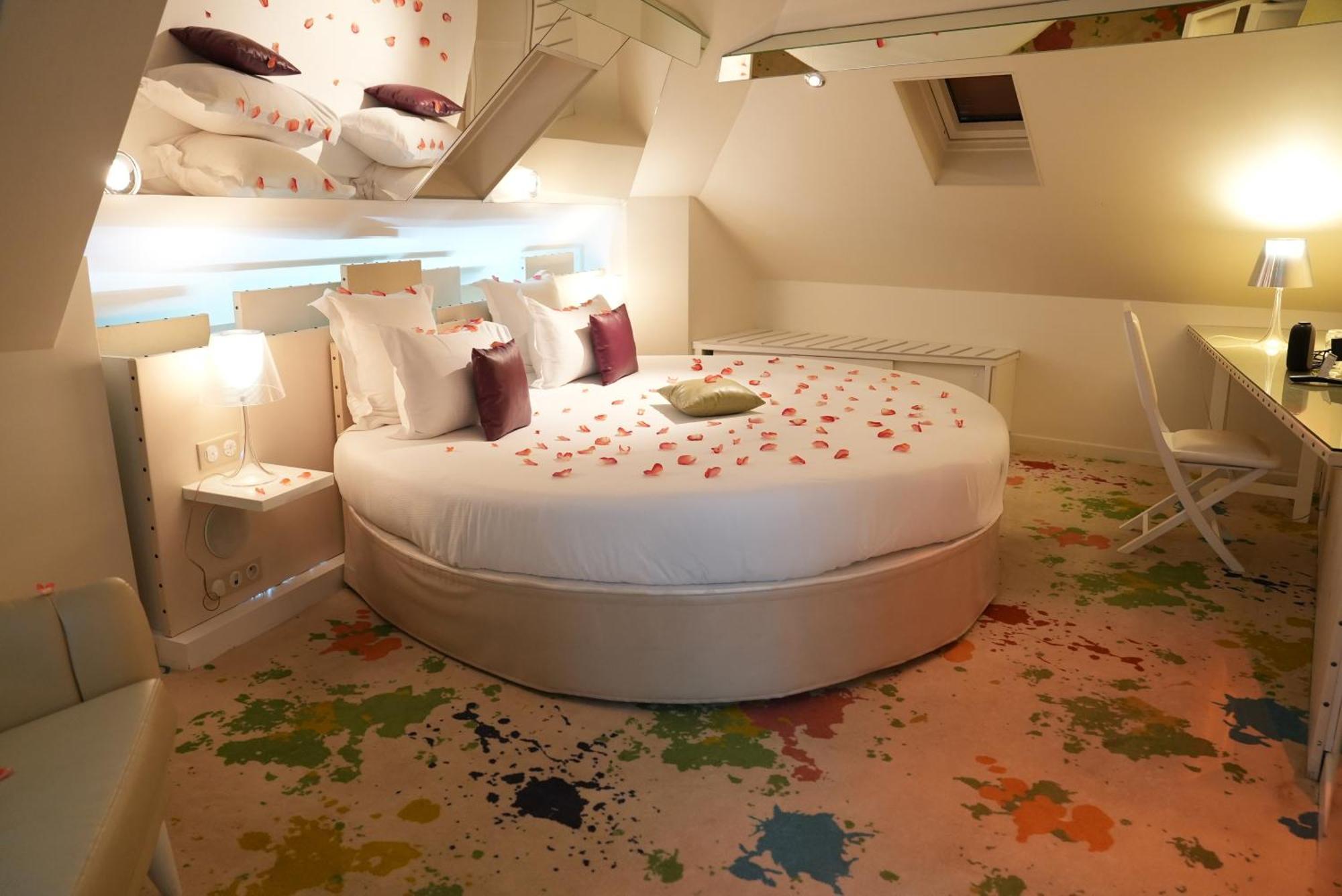 Tweepersoonskamer Atelier d'Artiste met Bubbelbad en Rond Bed