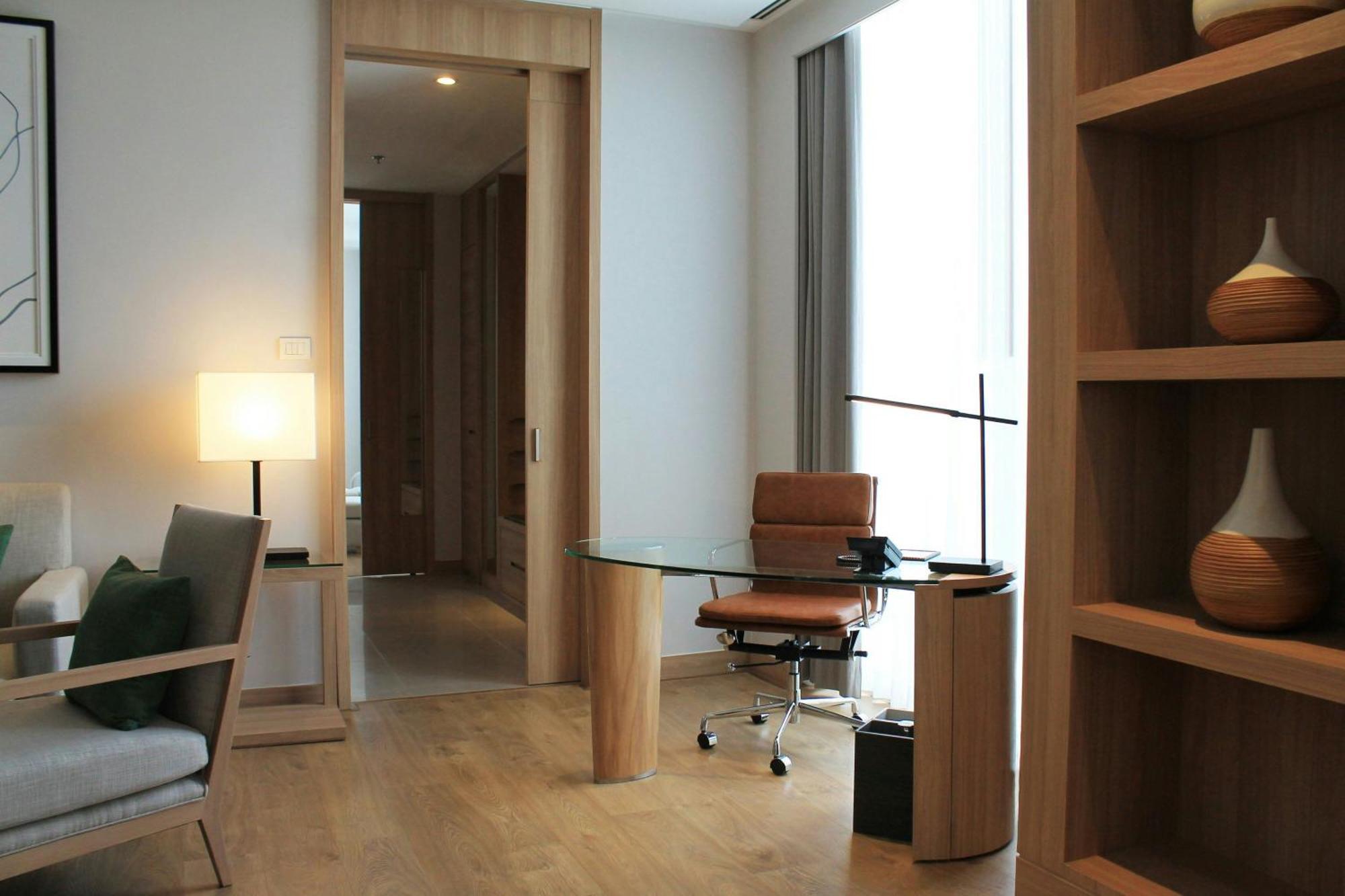 One-Bedroom Corner King Suite Top Floor