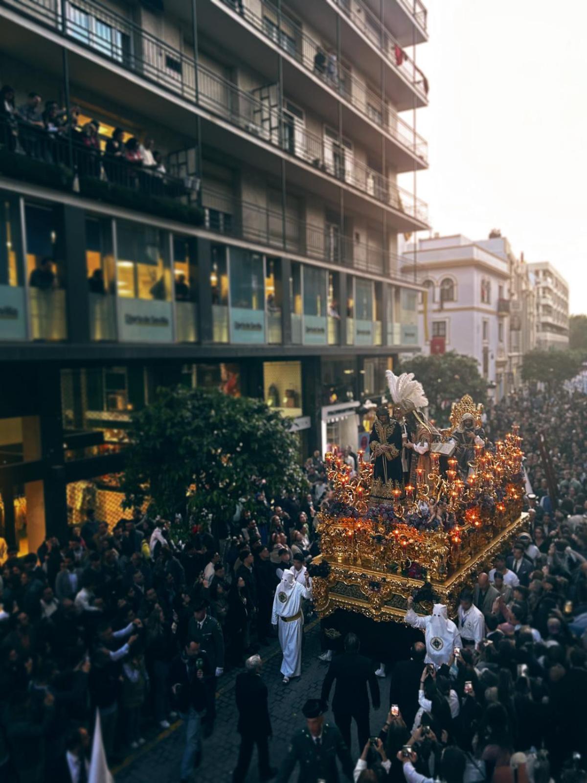 Kamer met Uitzicht op de Processie van de Heilige Week