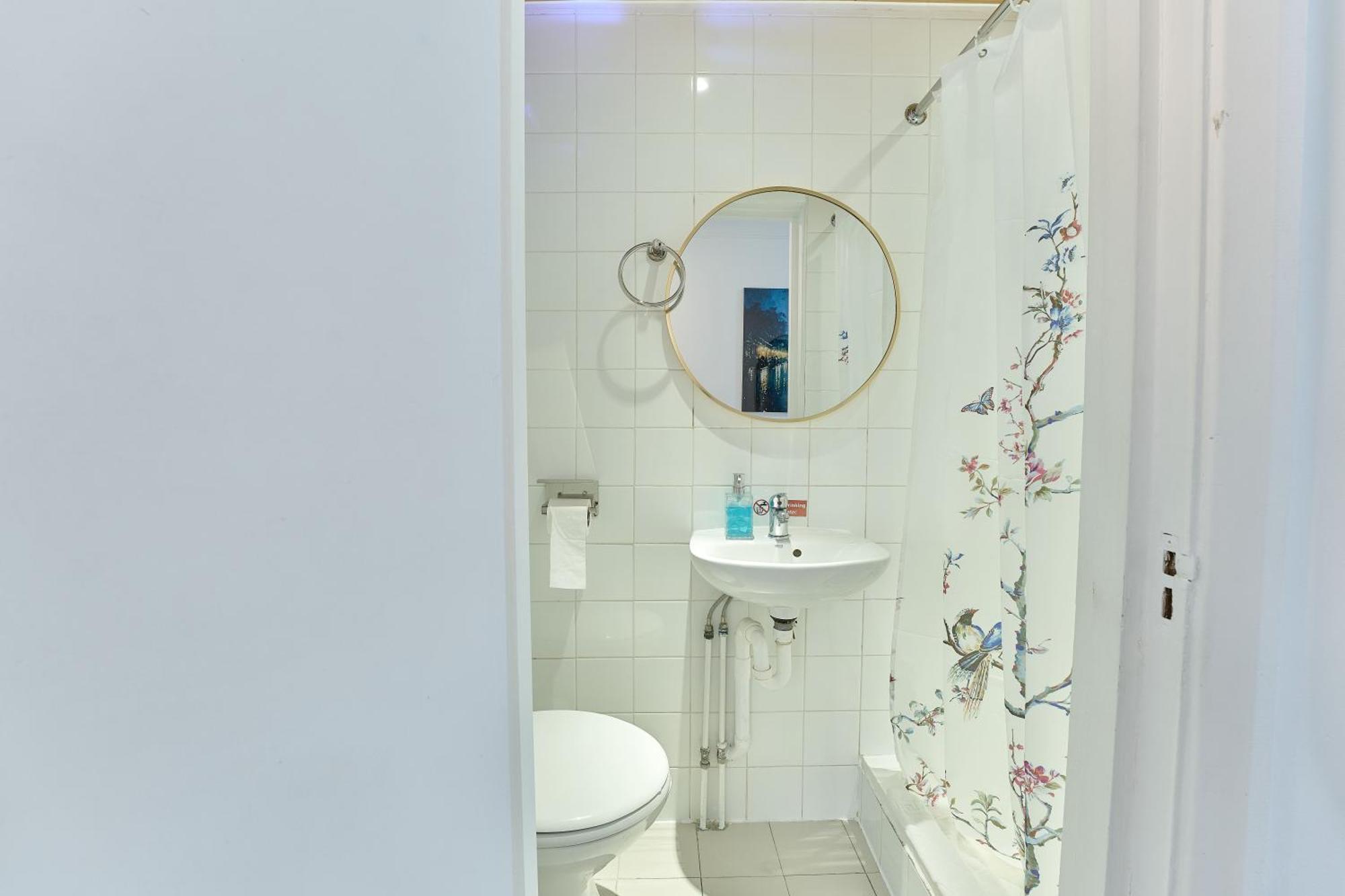 Tweepersoonskamer met Gedeelde Badkamer en Toilet
