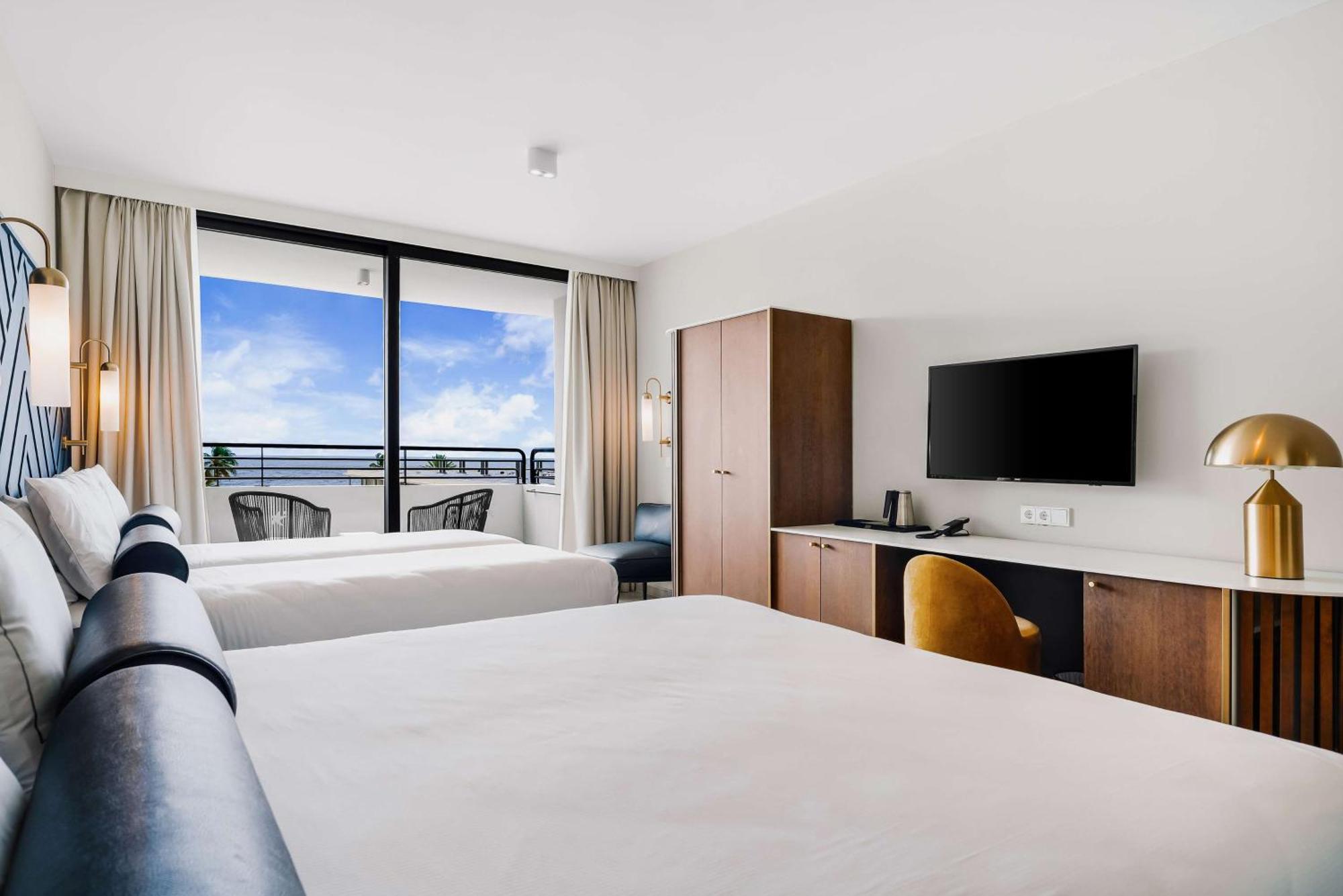 Deluxe Kamer met Kingsize Bed, 2 Eenpersoonsbedden en Uitzicht op de Oceaan