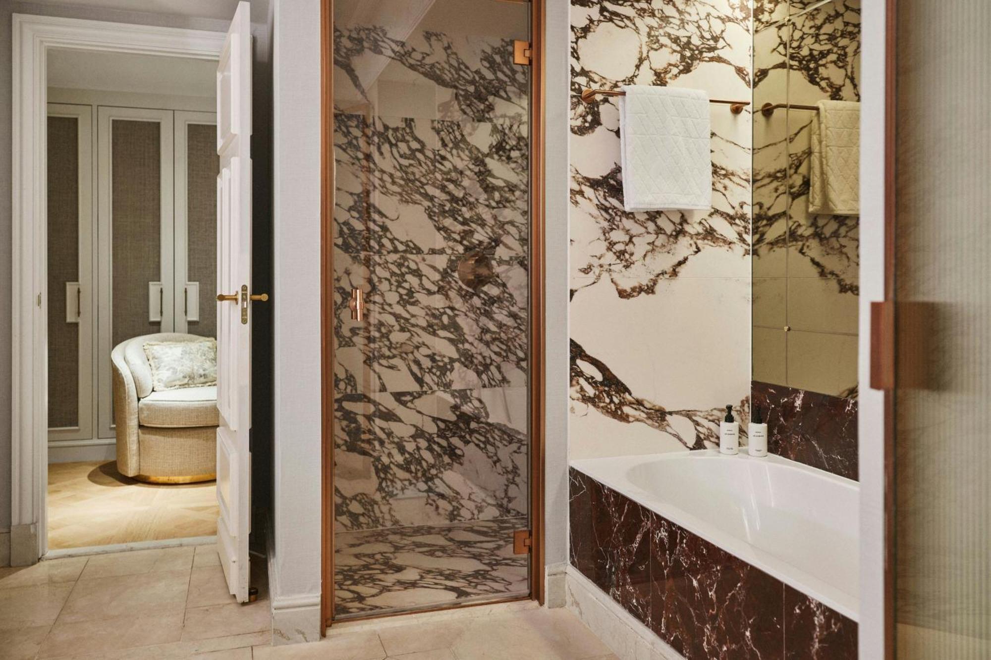 One-Bedroom Neptuno King Suite