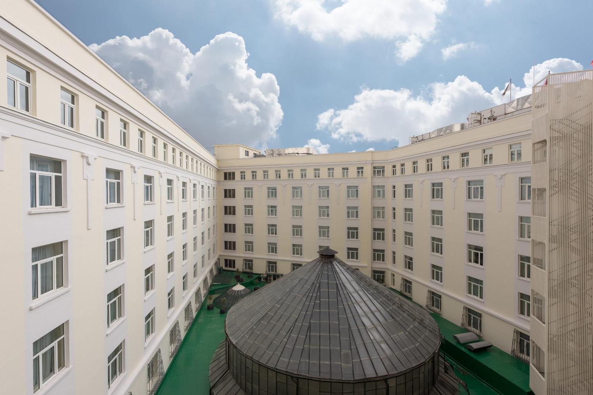 Deluxe King Room Courtyard View