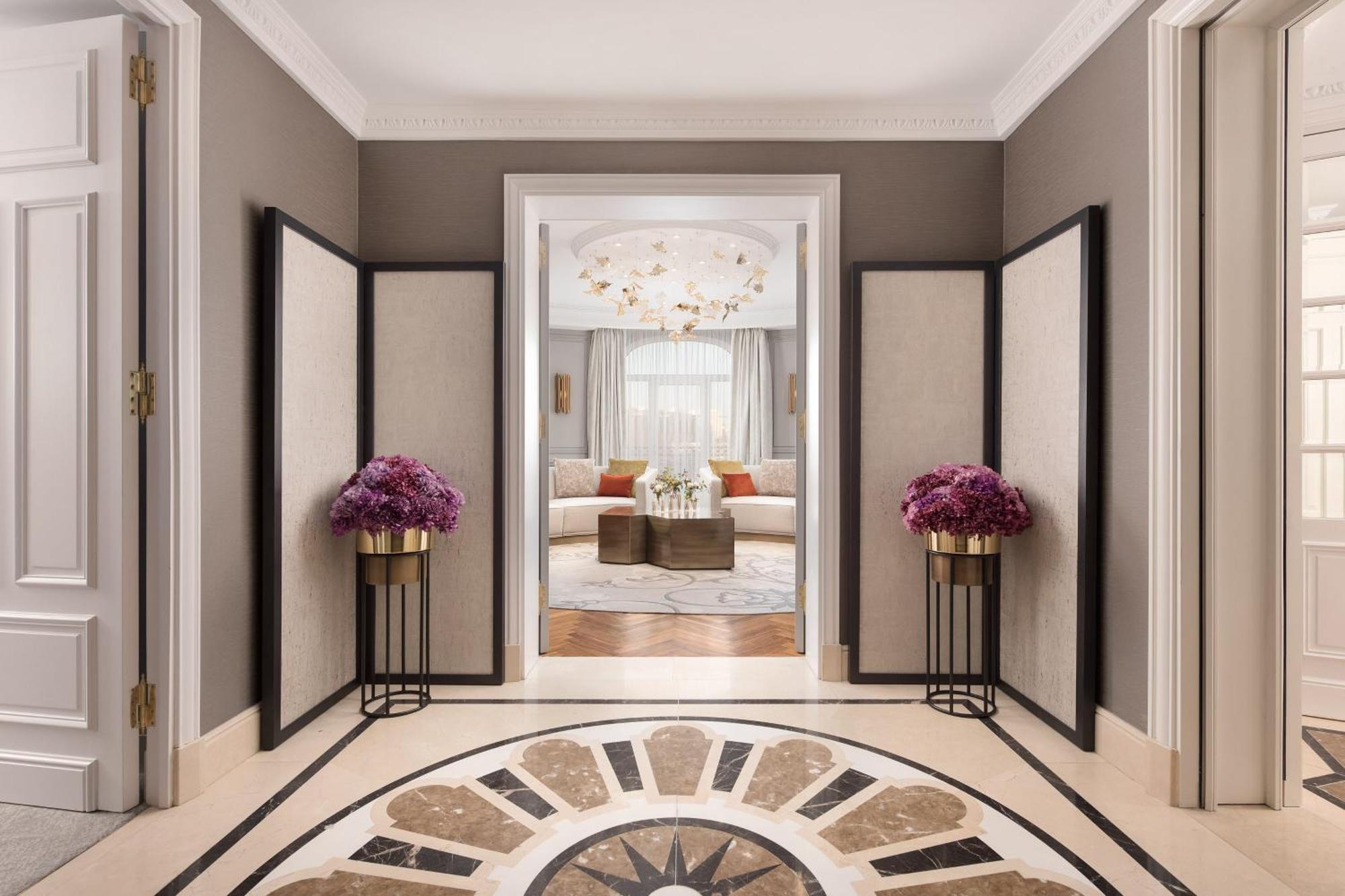 One-Bedroom Royal King Suite Fountain View
