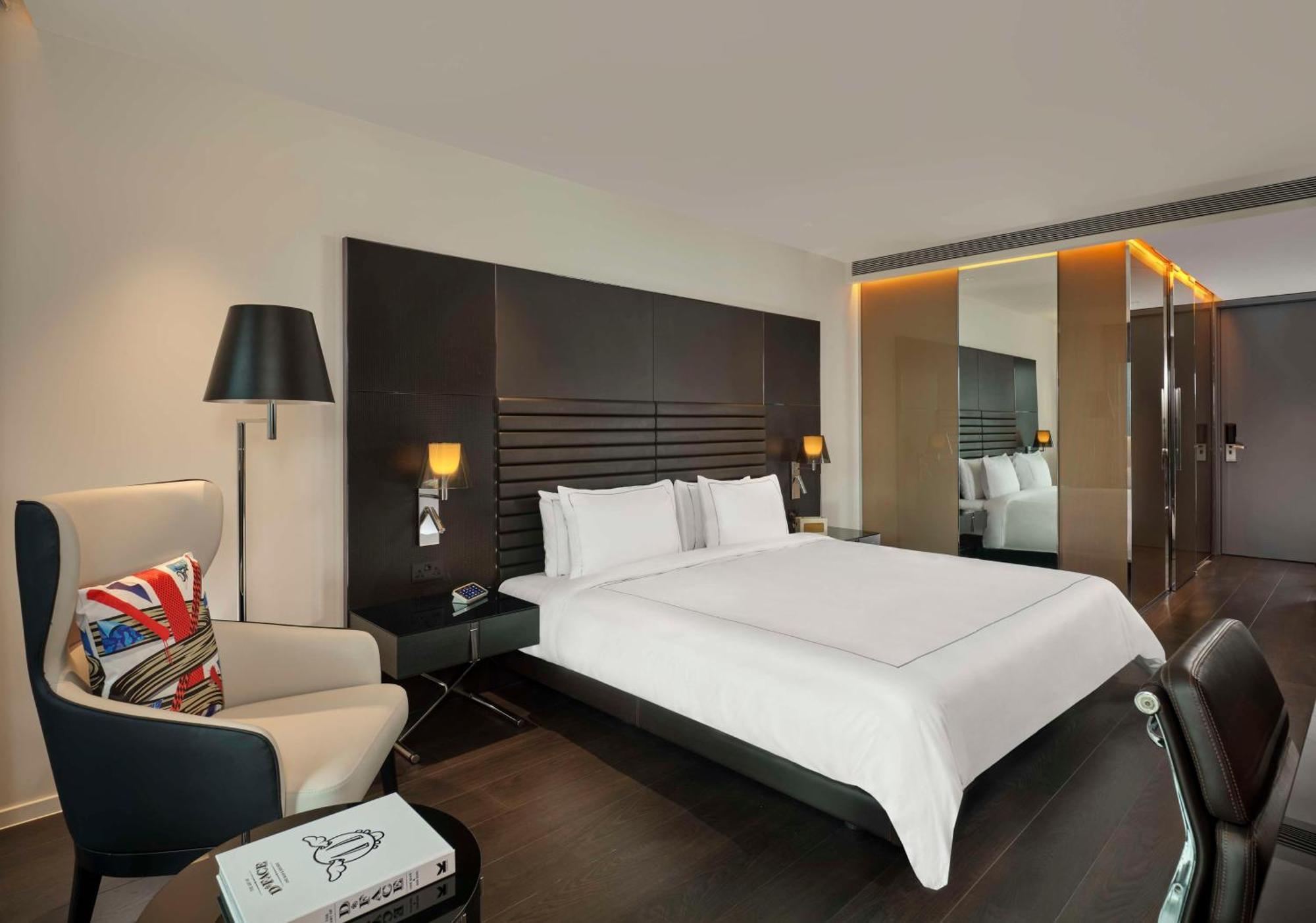 Art Kamer met Kingsize Bed
