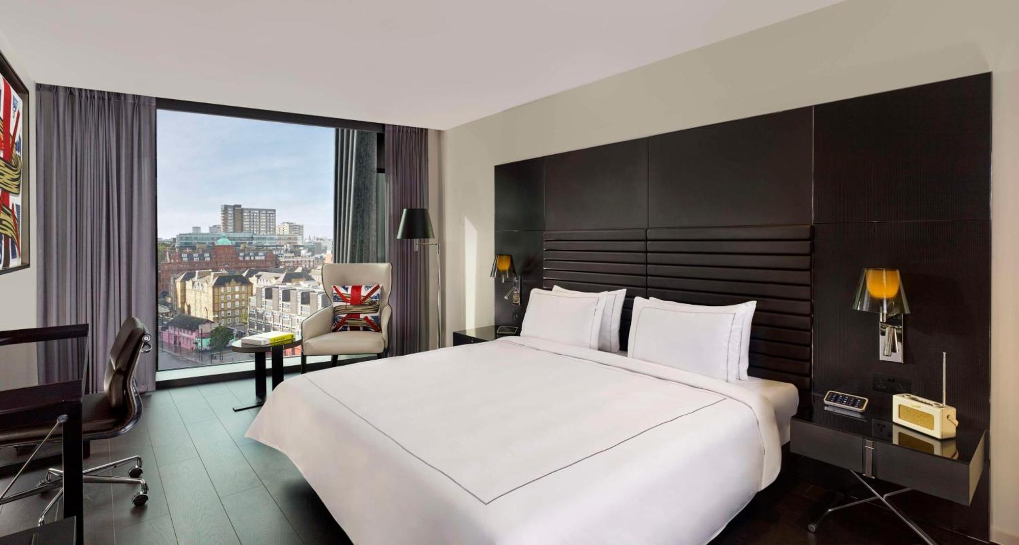 Art Kamer Deluxe met kingsize bed