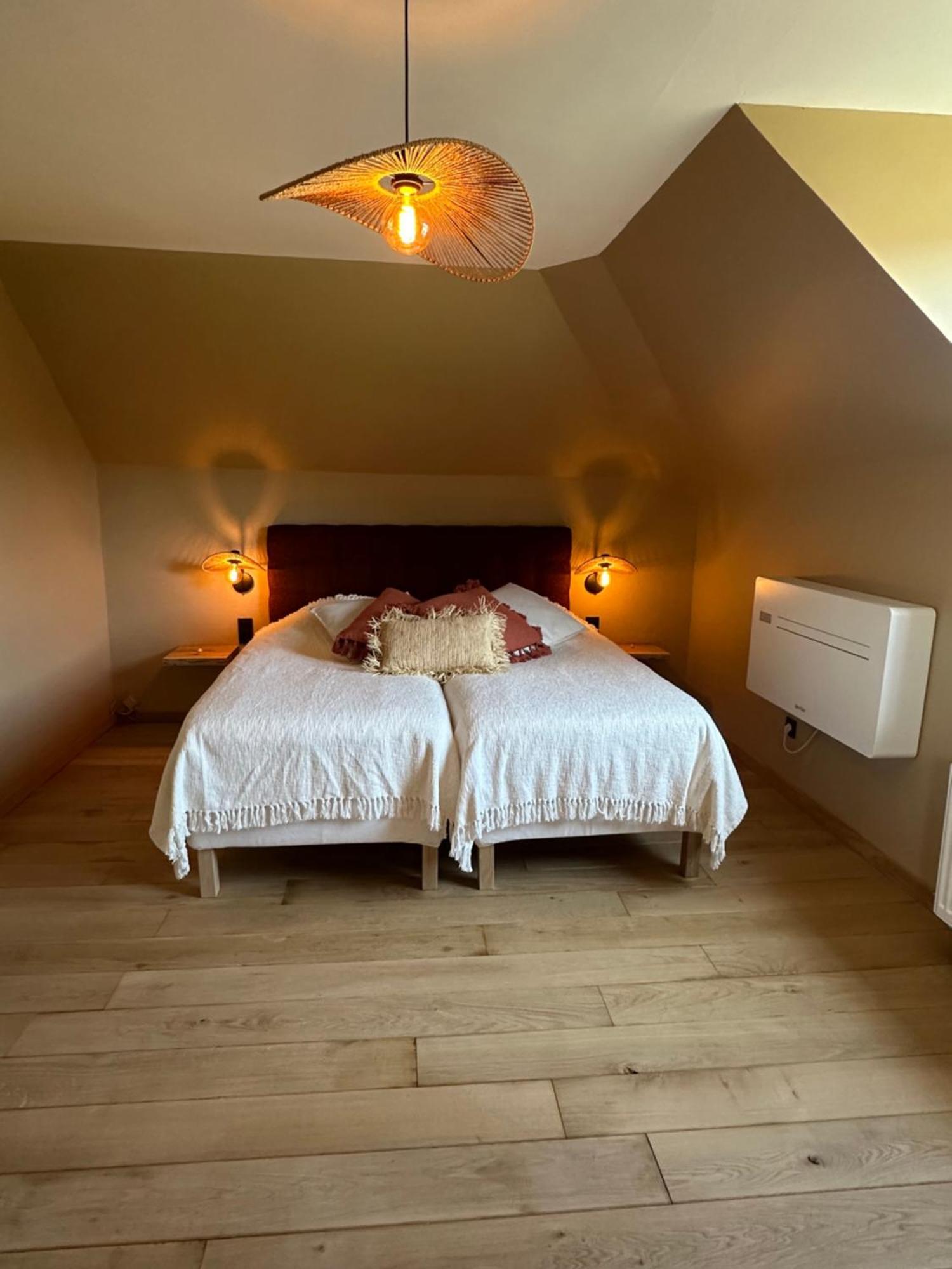 Tweepersoonskamer met 2 Aparte Bedden en Badkamer