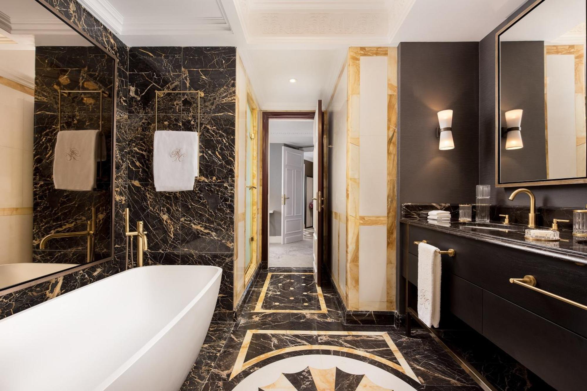One-Bedroom Royal King Suite Fountain View