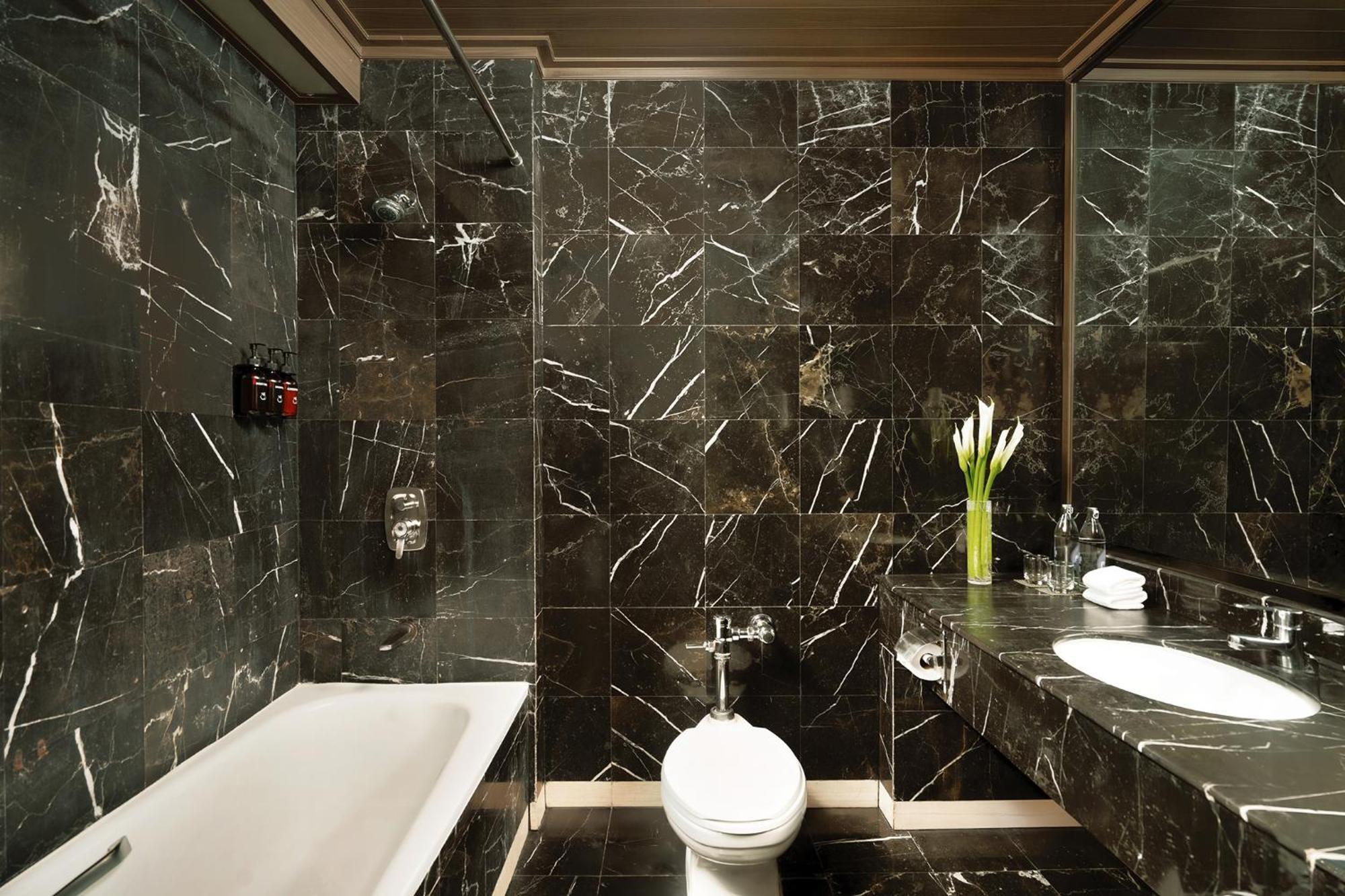 Executive Suite 1 King Bed Executive Lounge Access on Food Soft Beverage