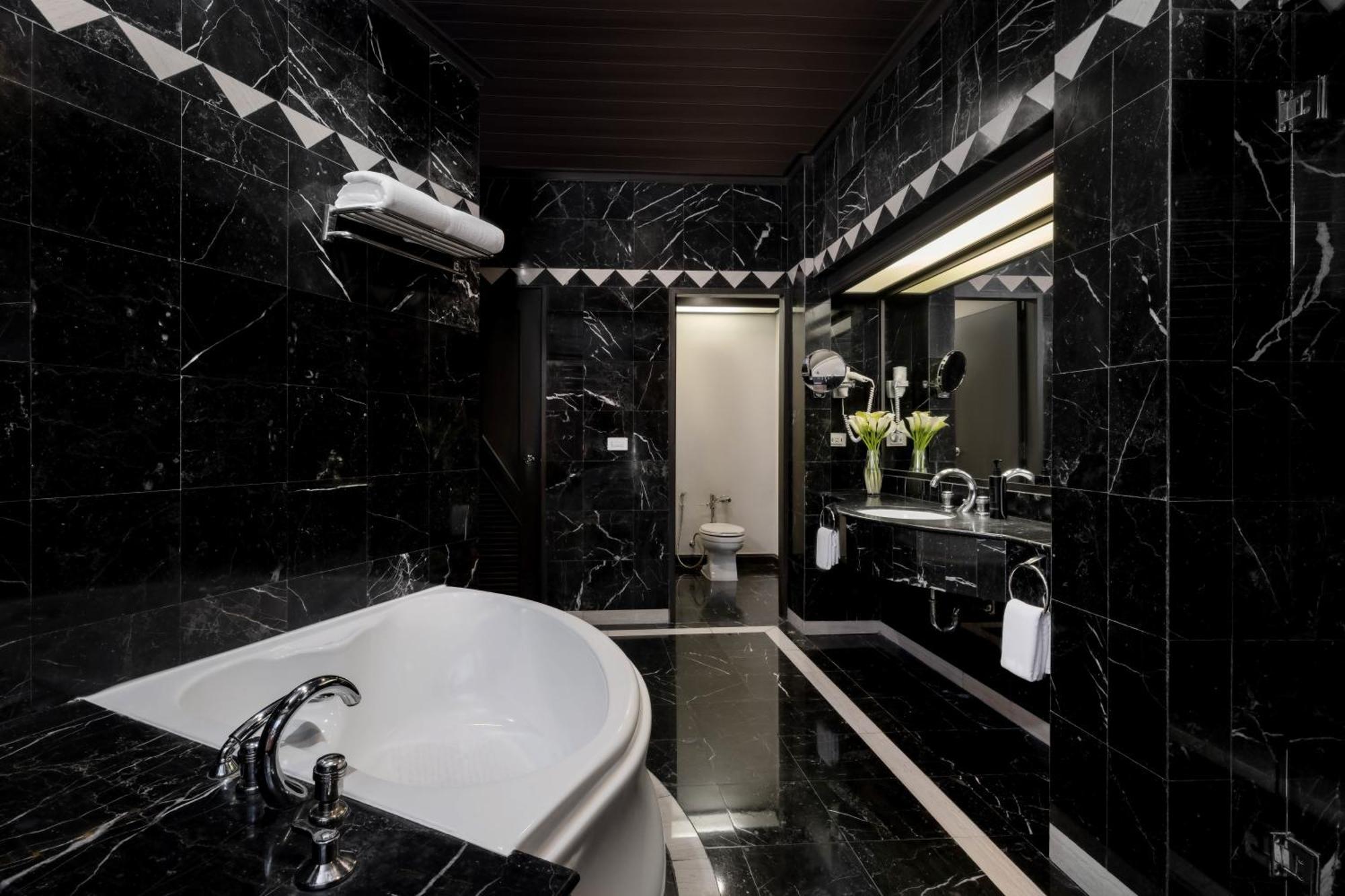 Grand Executive Suite 1 King Bed Executive Lounge Access on Food Soft Beverage