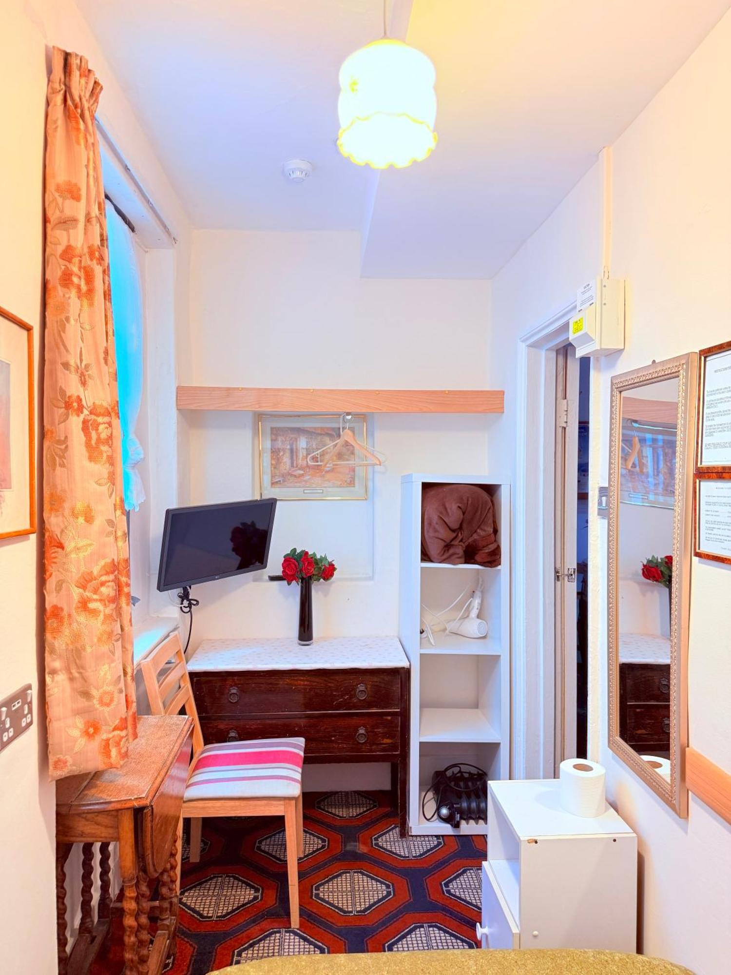 Eenpersoonskamer met Gedeelde Badkamer en Toilet