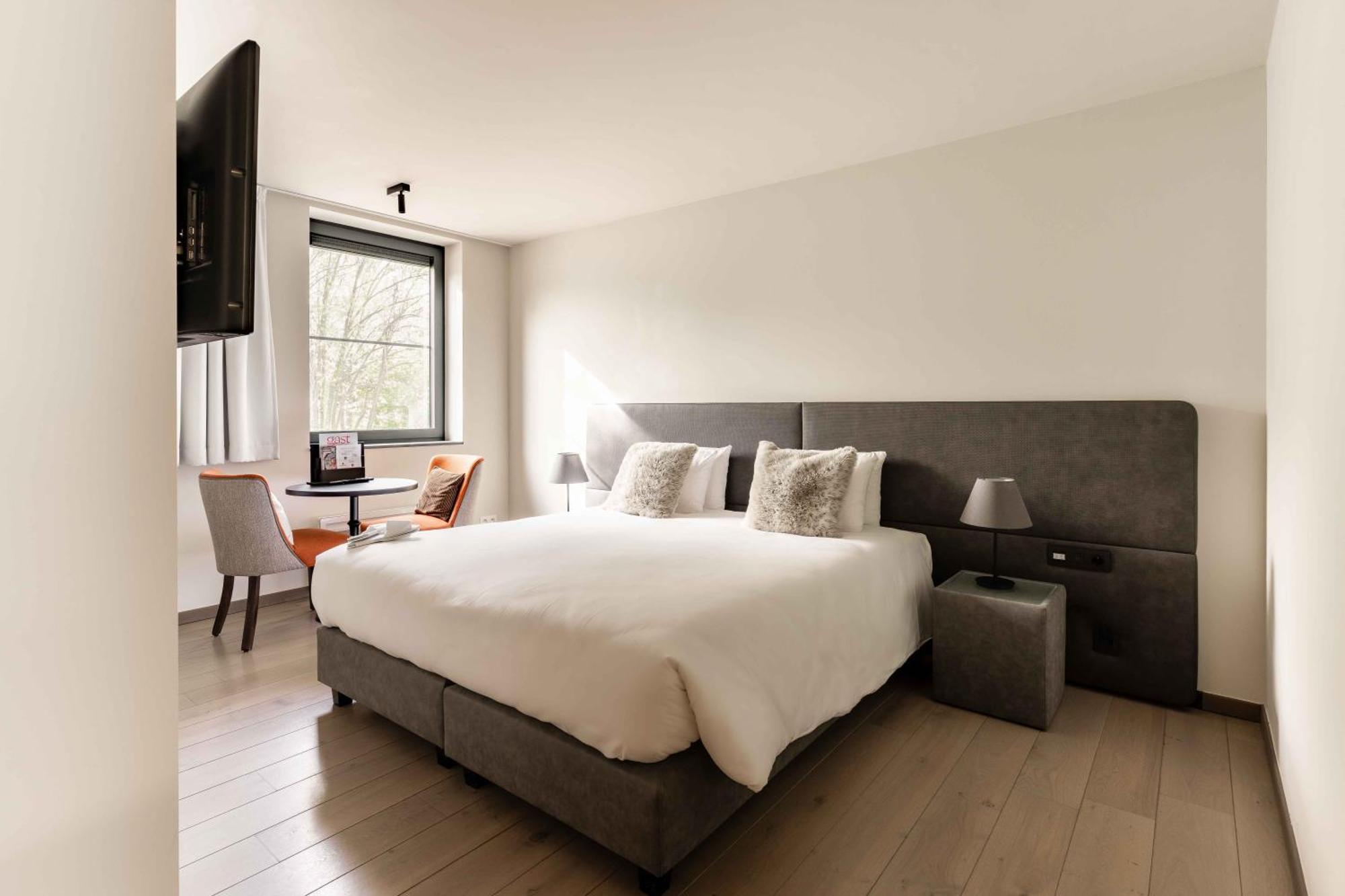 Tweepersoonskamer met 2 Aparte Bedden en Eigen Badkamer