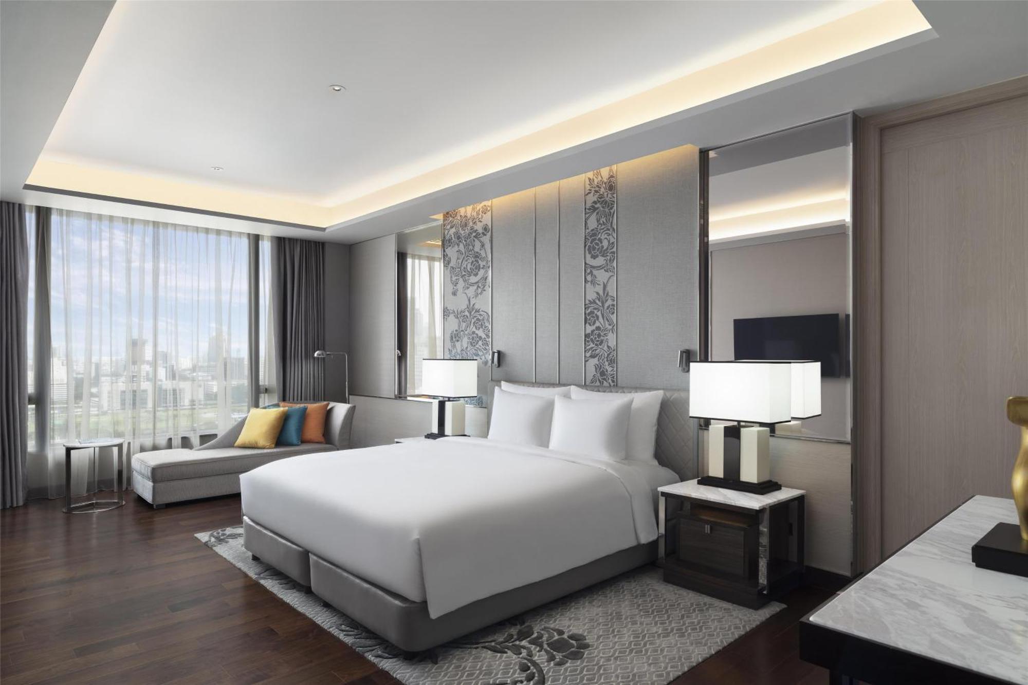 Three-Bedroom Sindhorn Royal Suite Balcony Lounge Access Thermal Journey Access