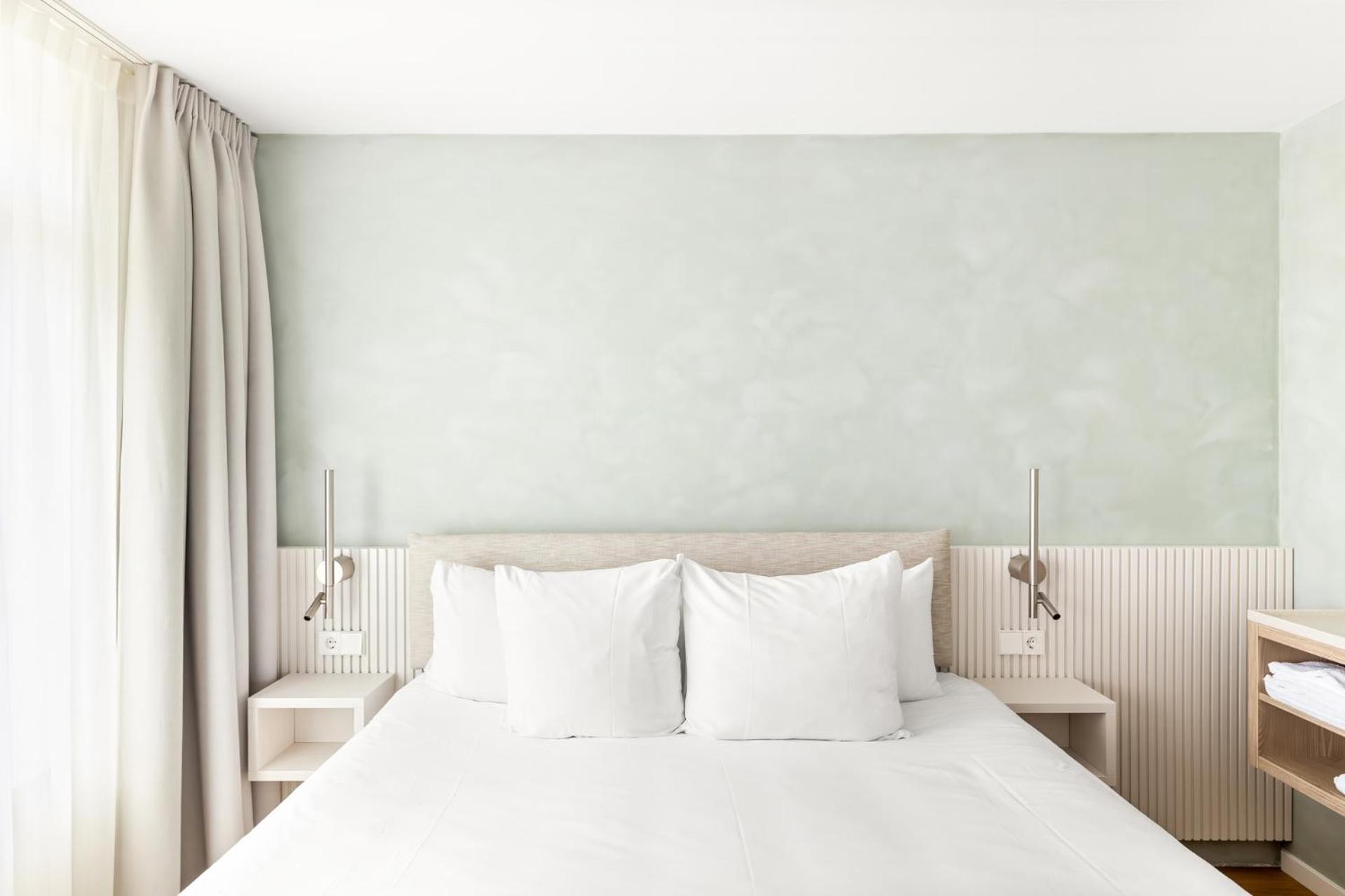 Deluxe room with bath