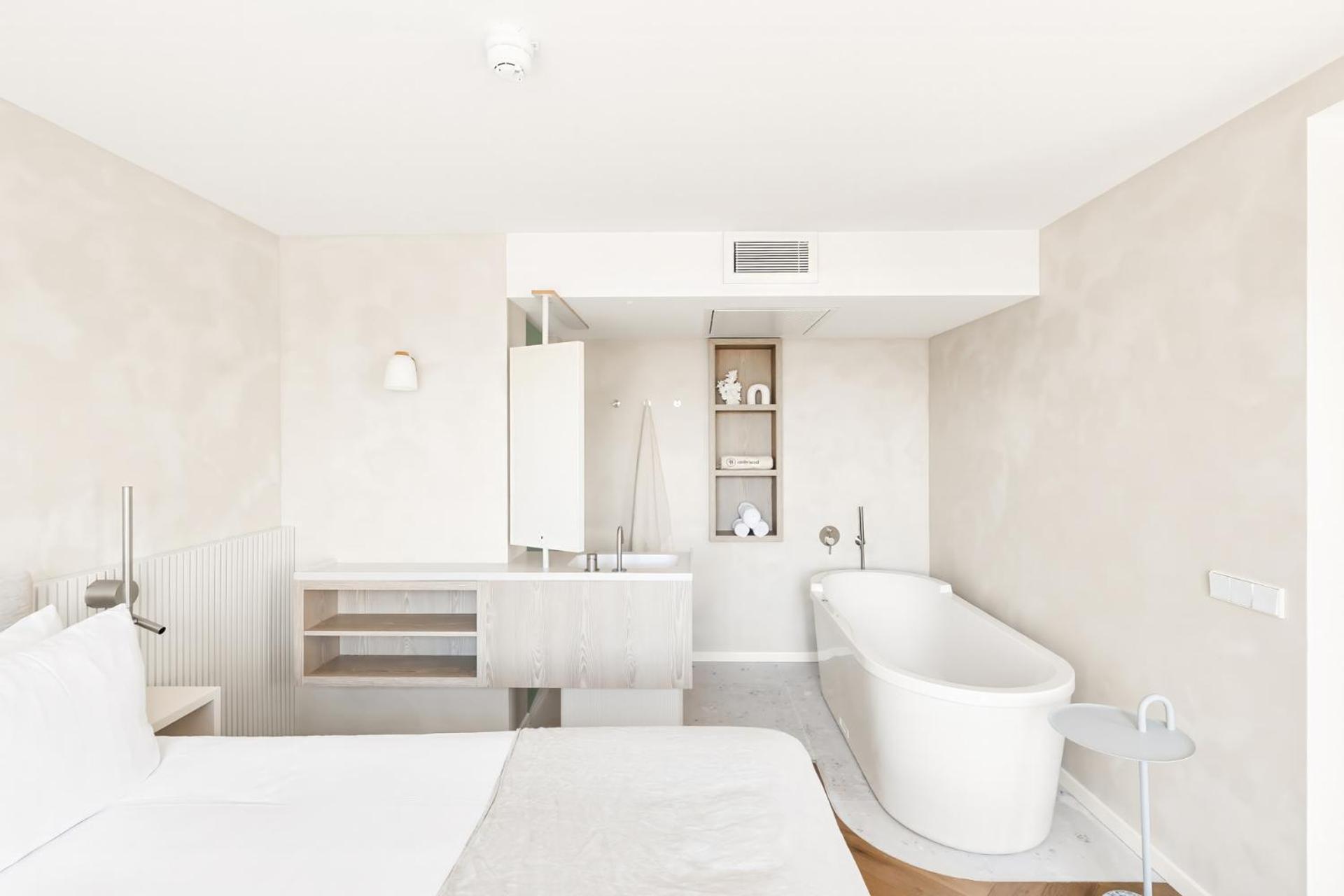 Deluxe room with spa bath